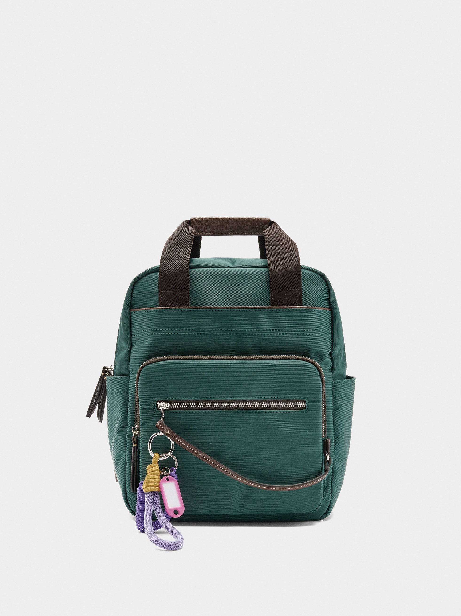 Mochila De Nylon Con Colgante