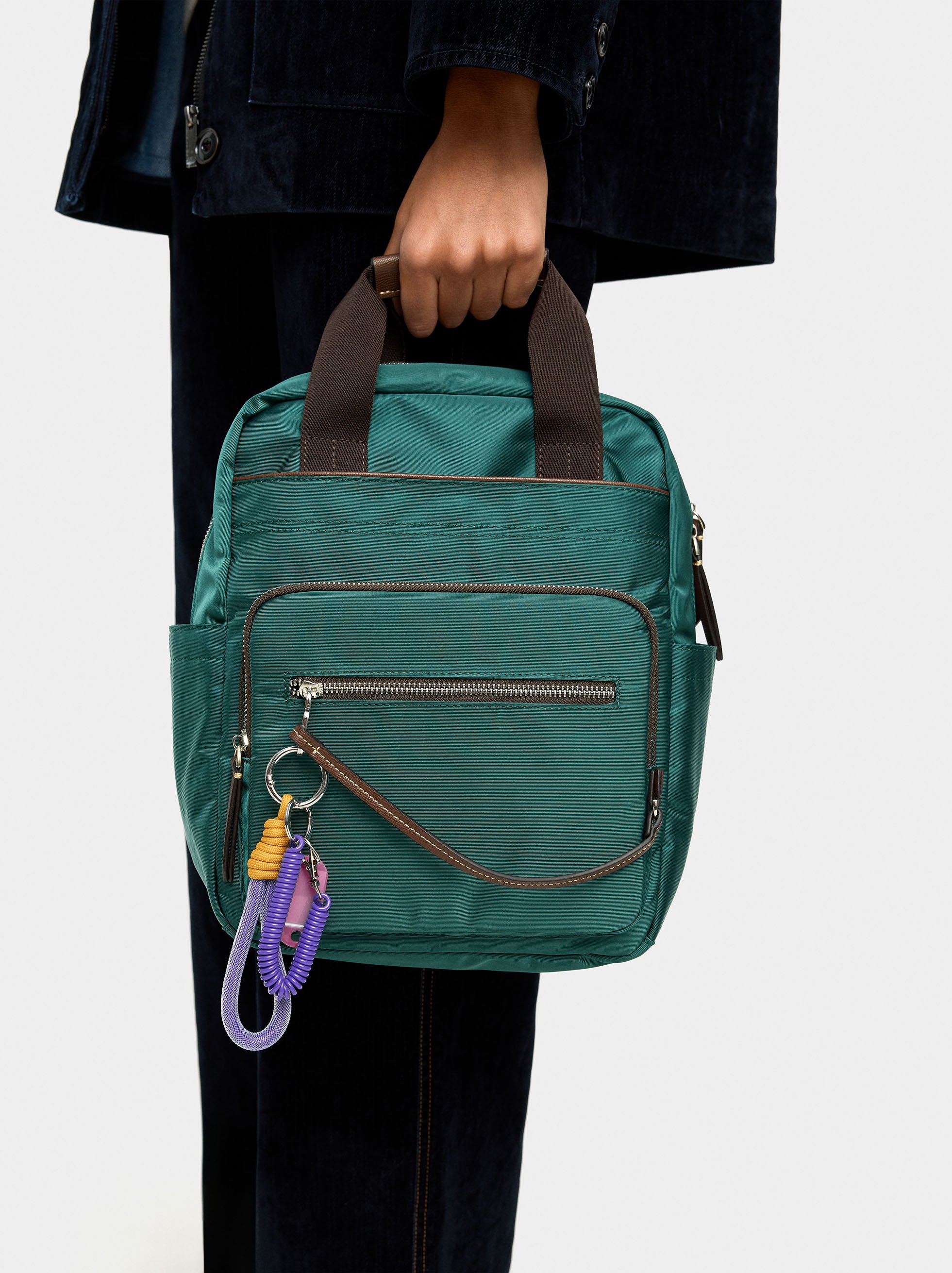 Mochila De Nylon Con Colgante
