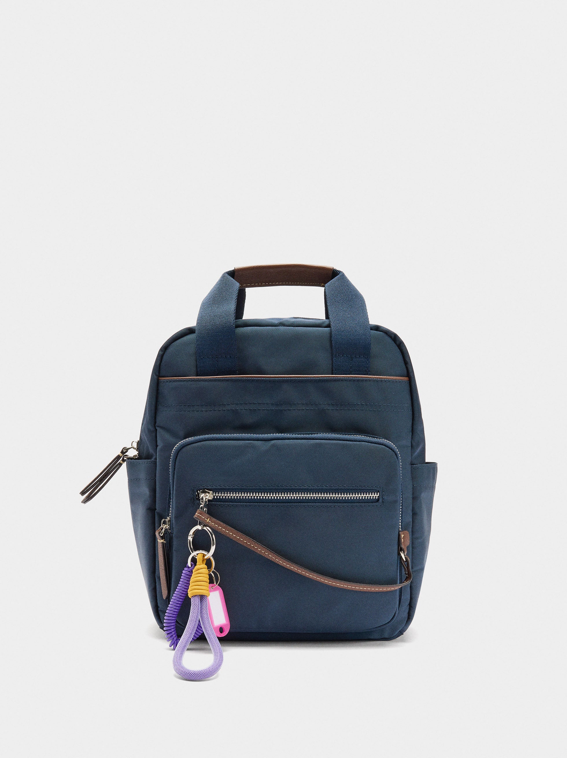 Mochila De Nylon Con Colgante