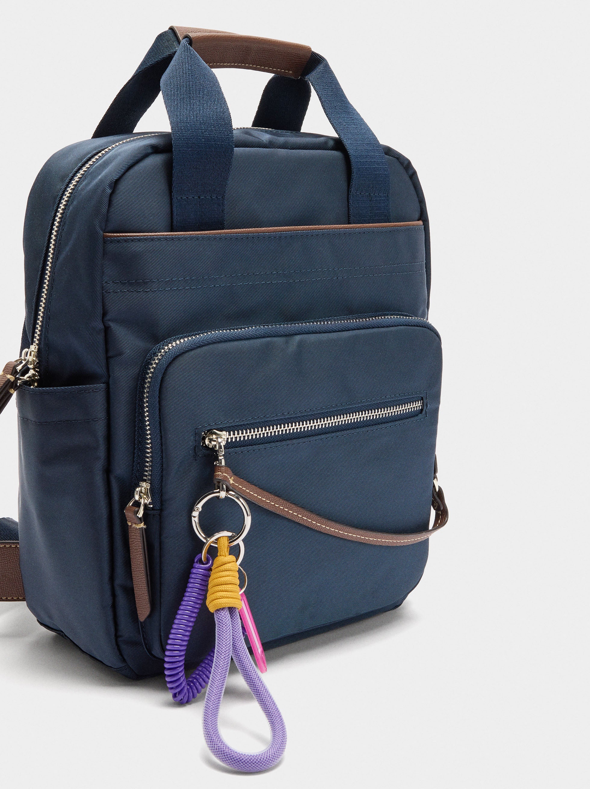 Mochila De Nylon Con Colgante