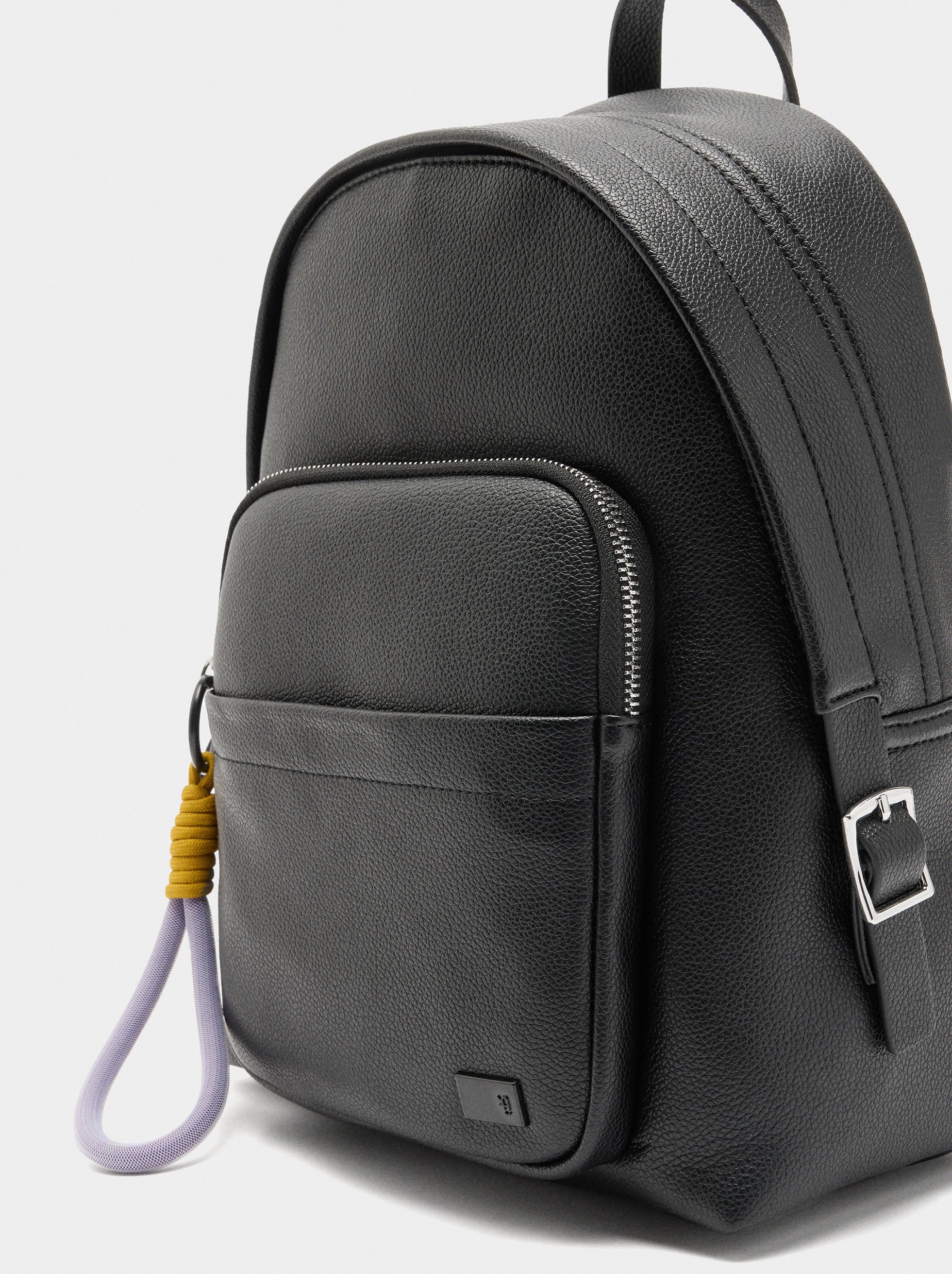 Mochila Básica Con Colgante