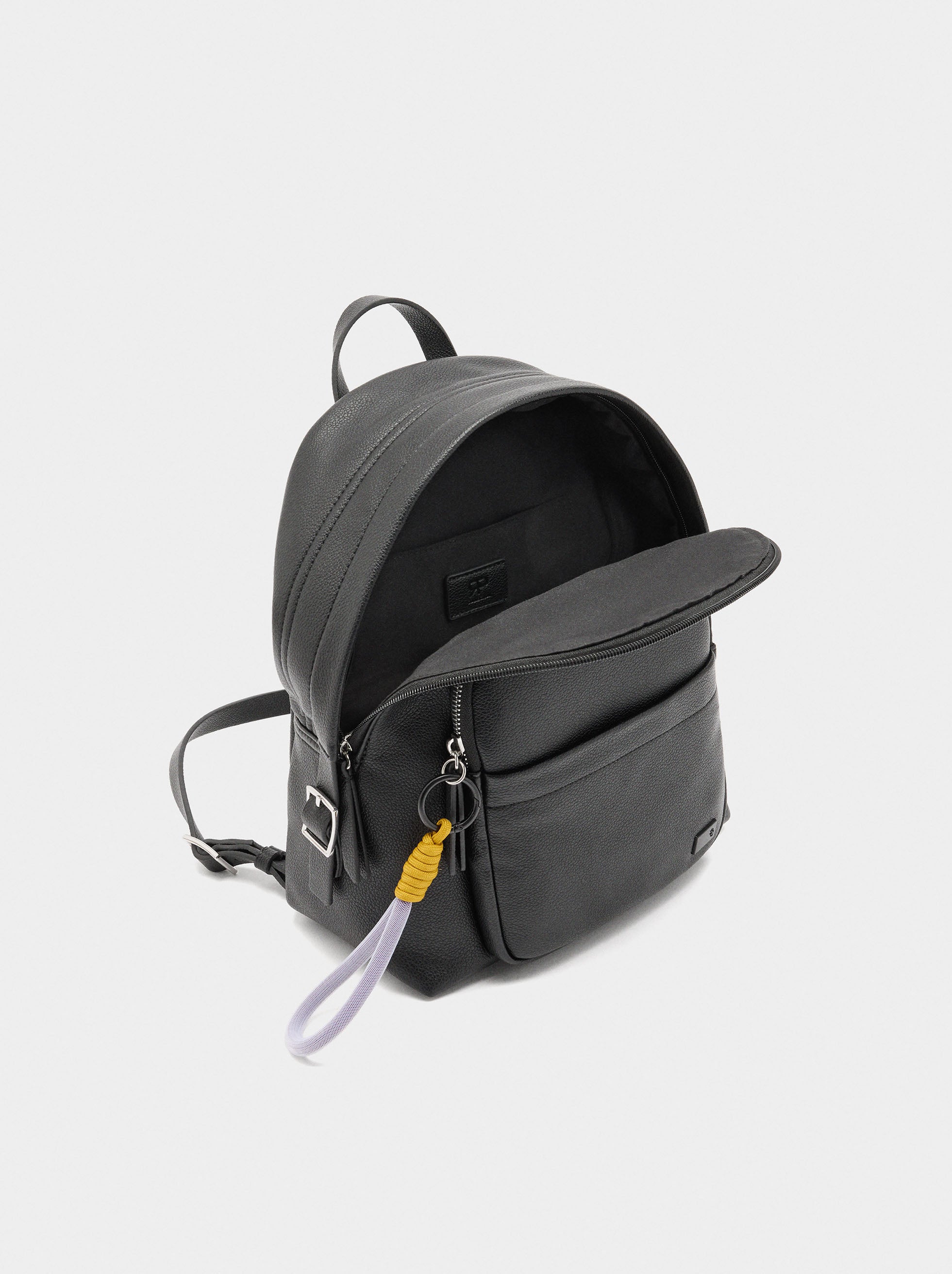 Mochila Básica Con Colgante