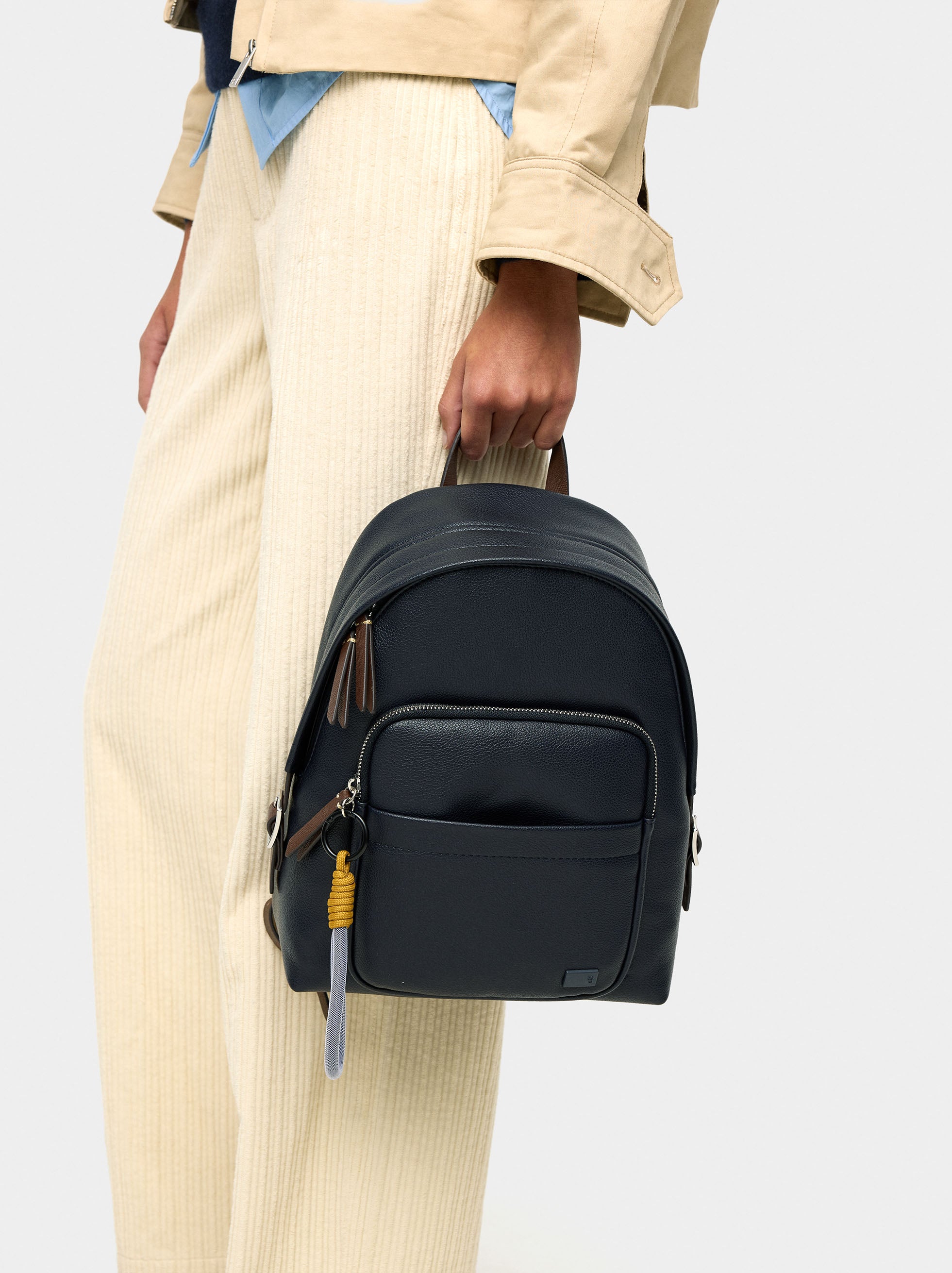 Mochila Básica Con Colgante
