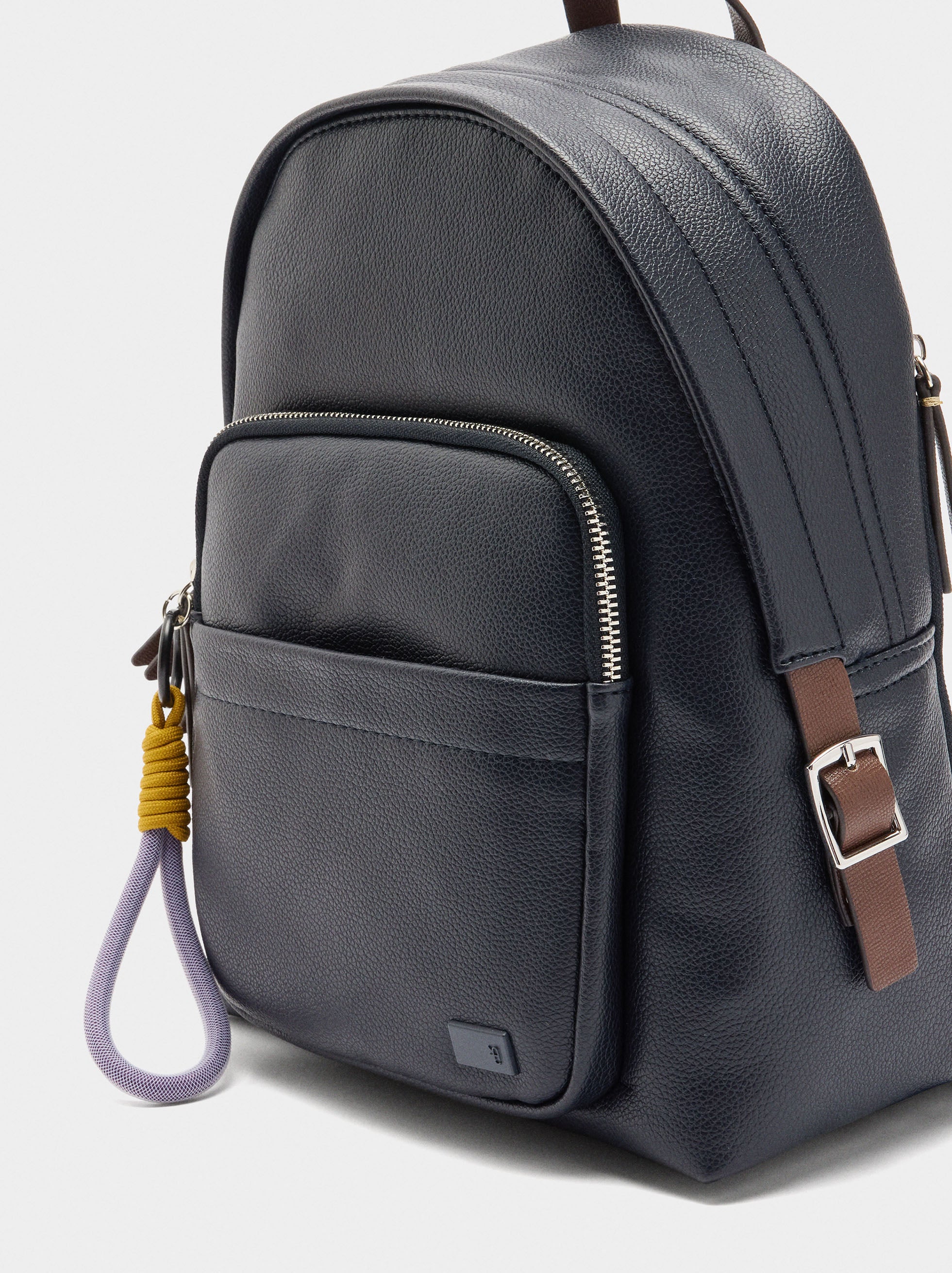 Mochila Básica Con Colgante