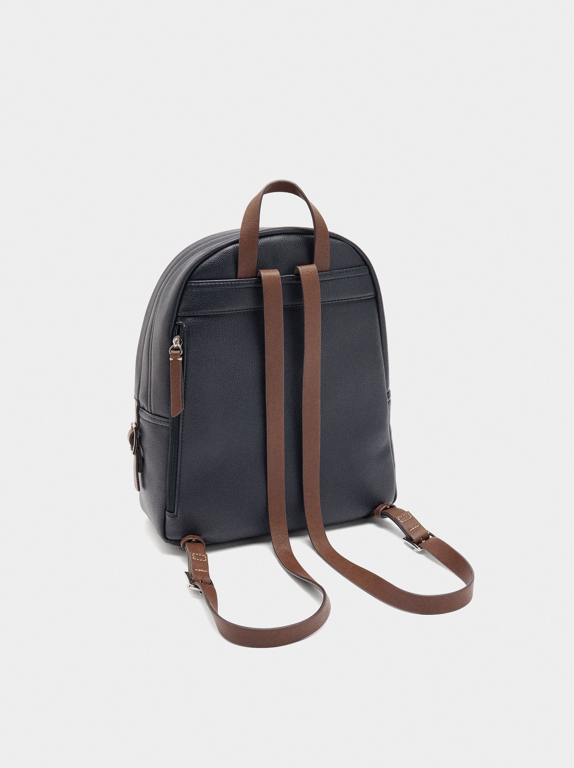 Mochila Básica Con Colgante