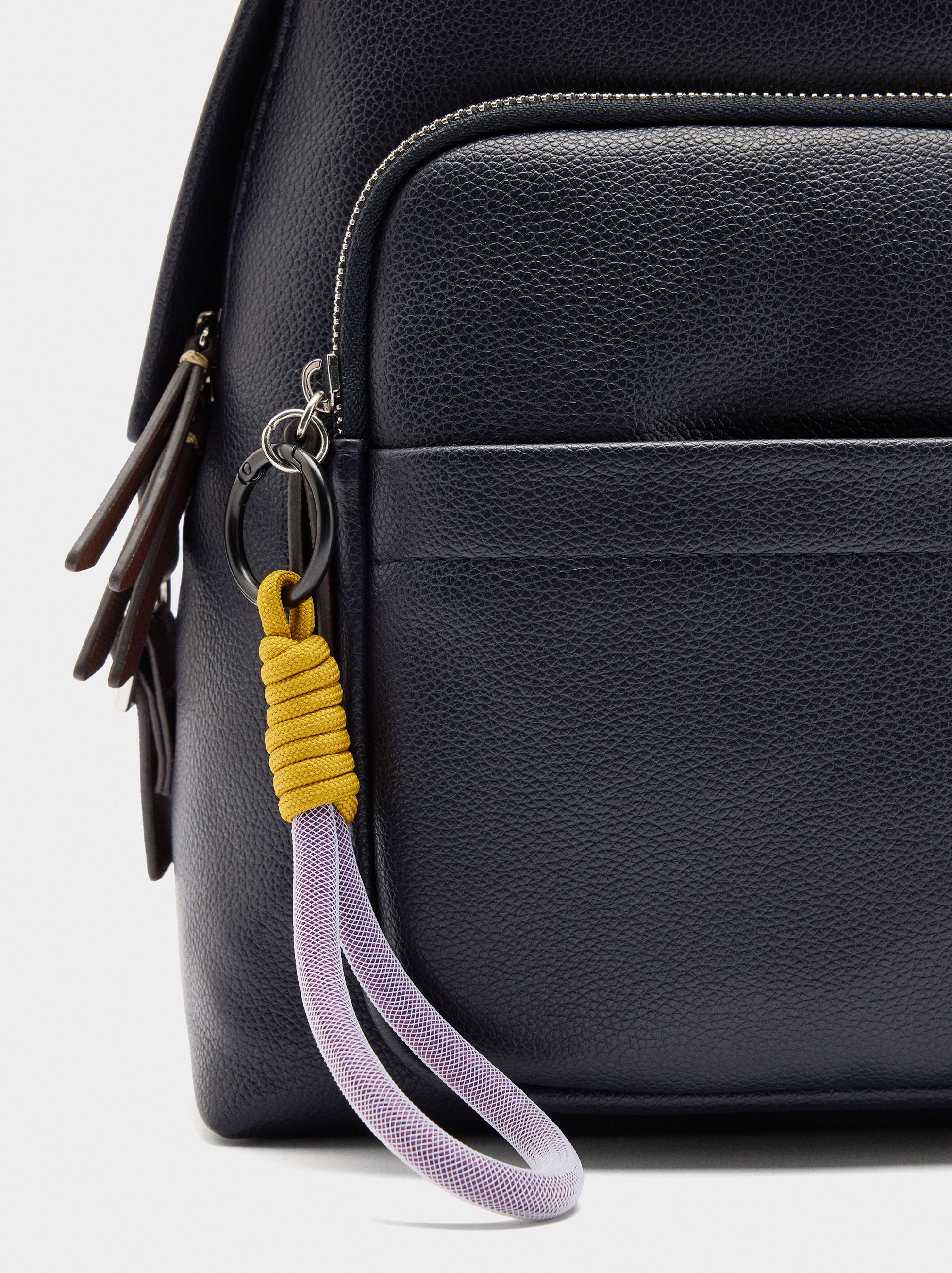 Mochila Básica Con Colgante