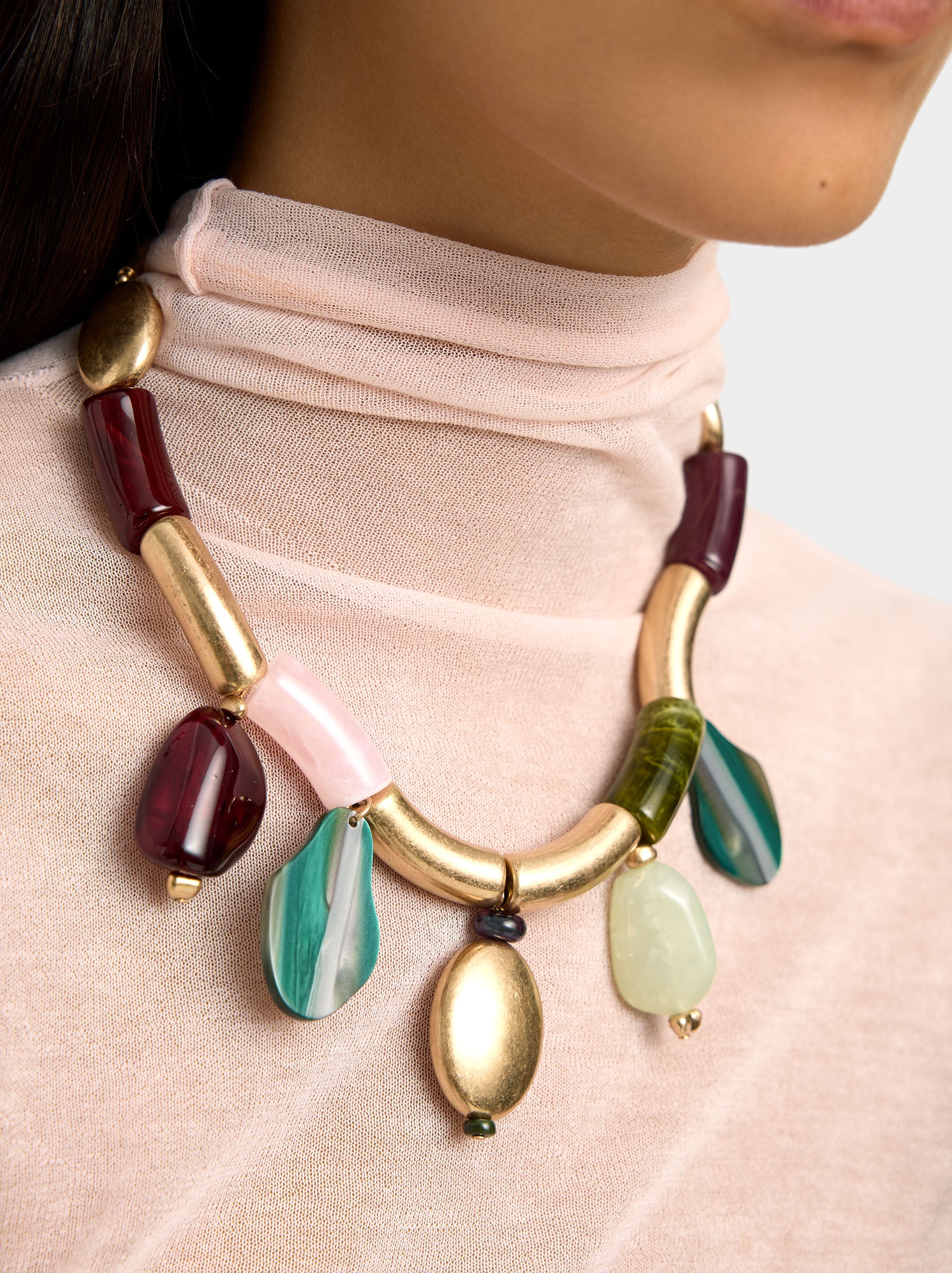 Collar Corto Con Colgantes Efecto Piedra