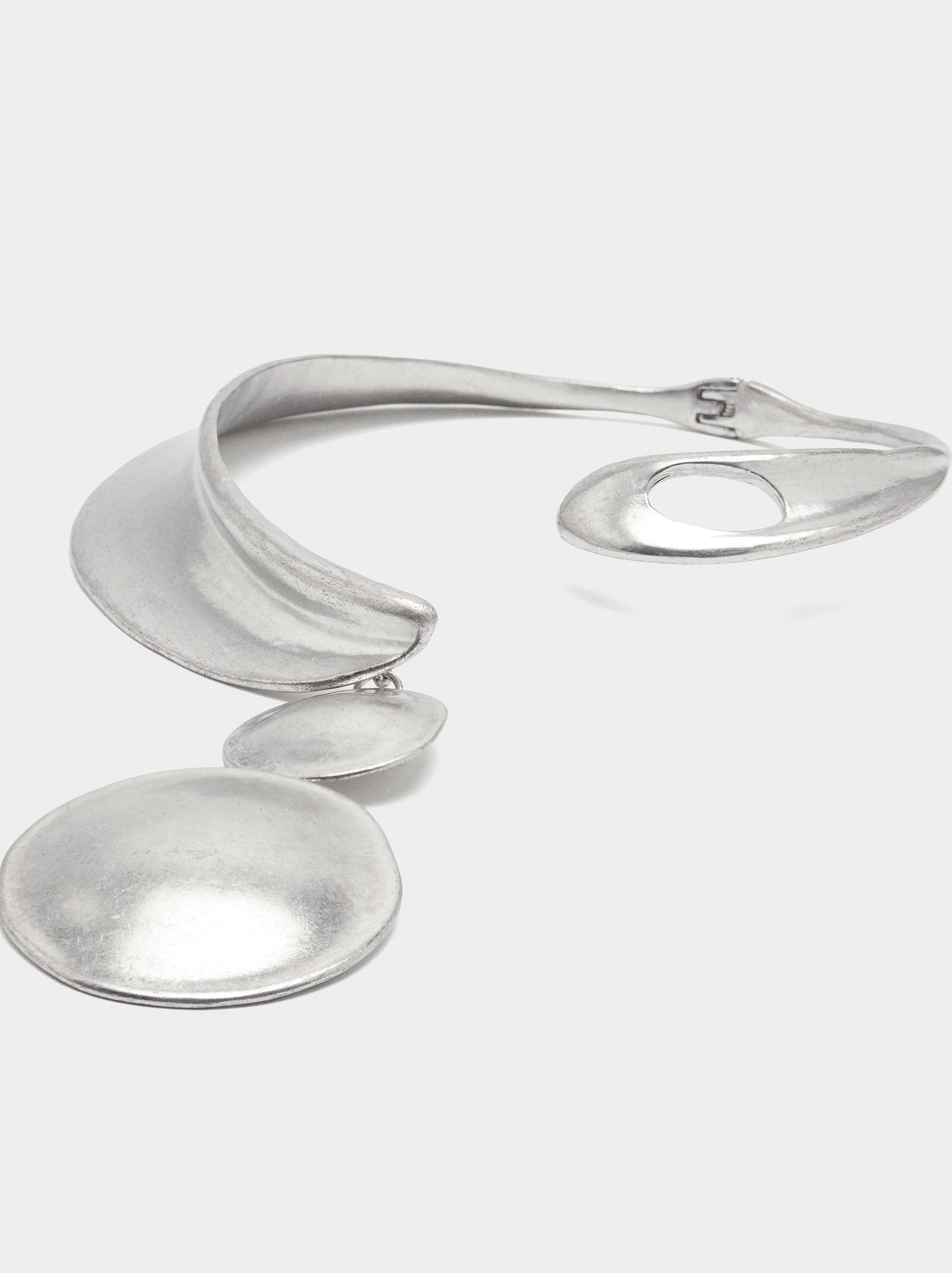 Collar Corto Con Redondos