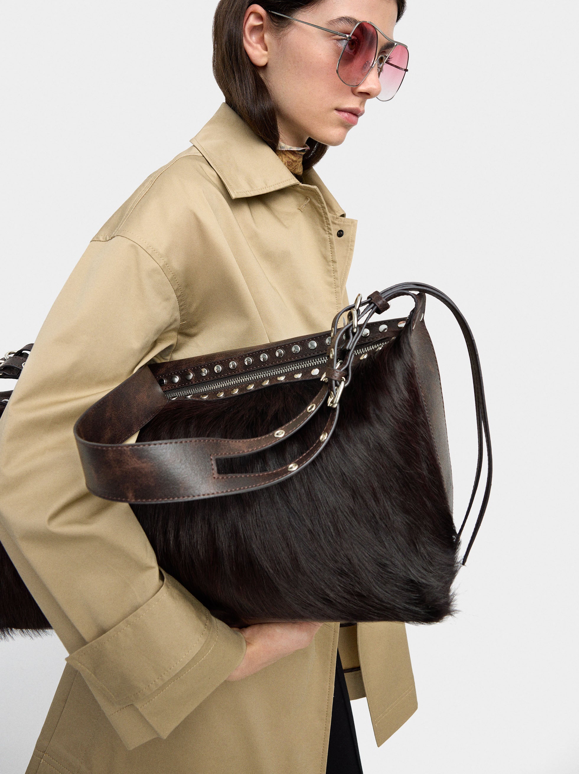 Bolso Con Detalles De Piel Y Tachuelas