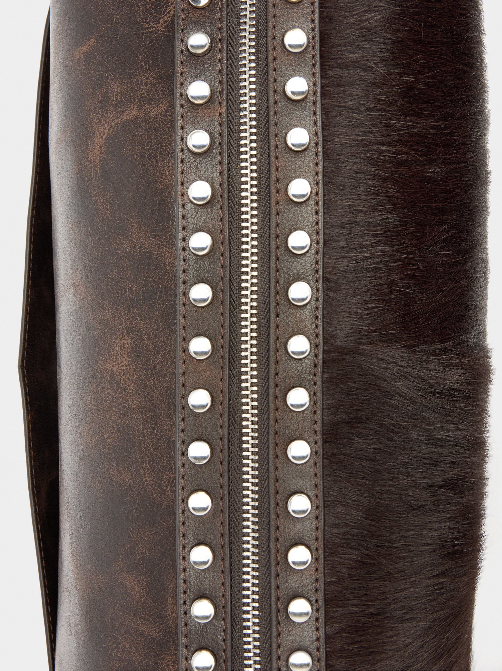 Bolso Con Detalles De Piel Y Tachuelas