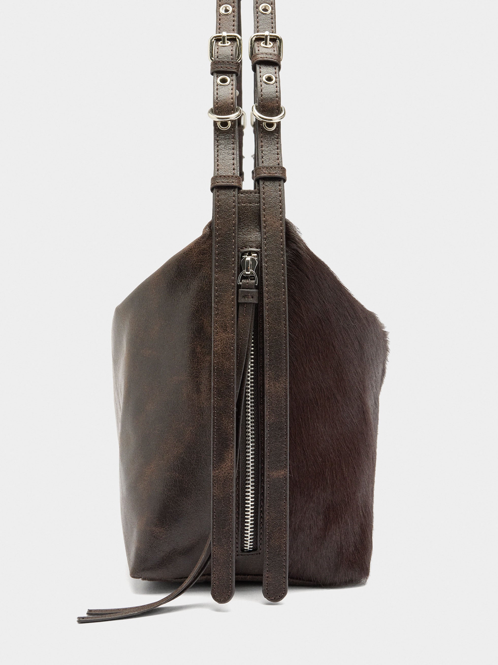 Bolso Con Detalles De Piel Y Tachuelas