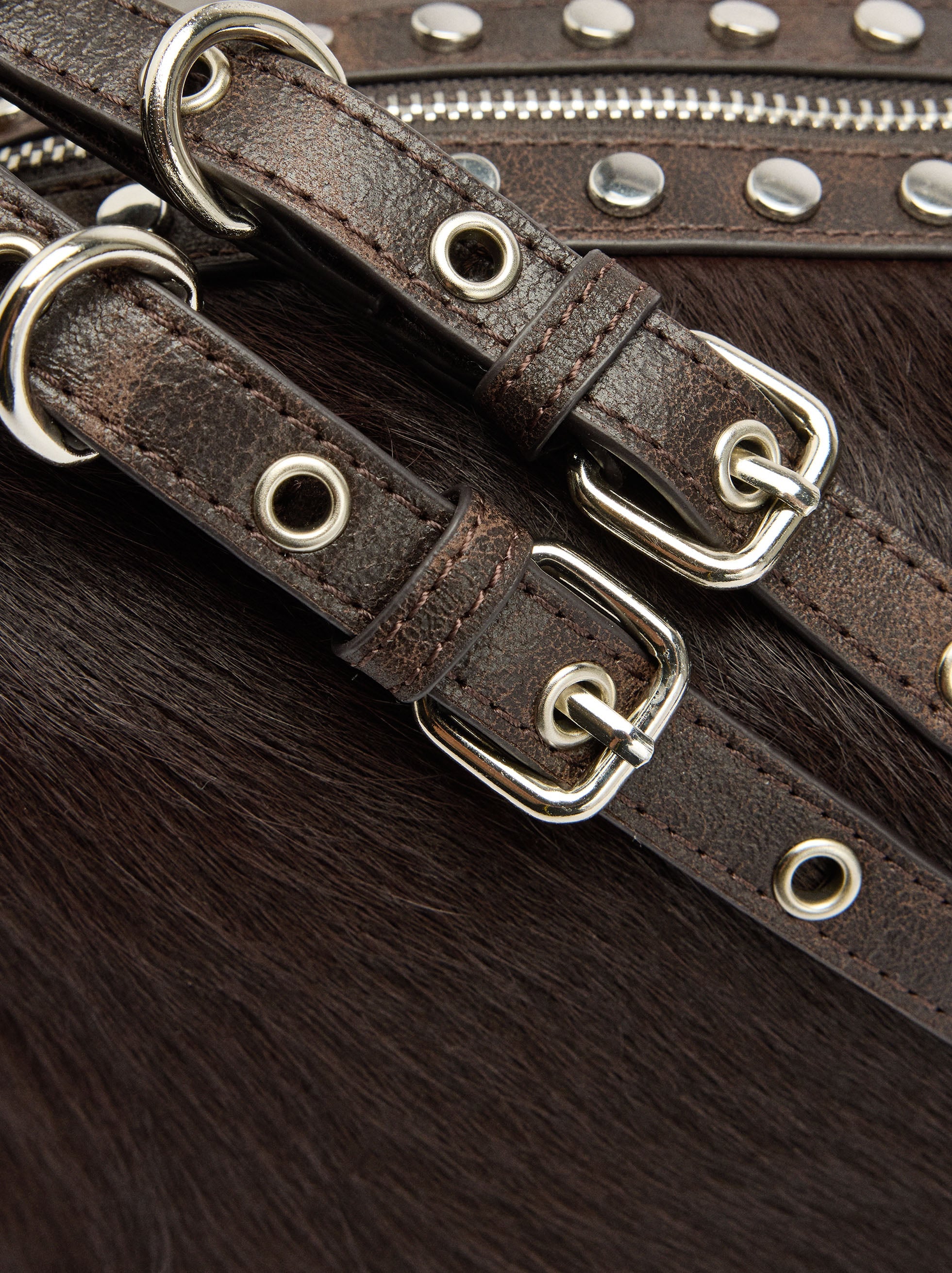 Bolso Con Detalles De Piel Y Tachuelas