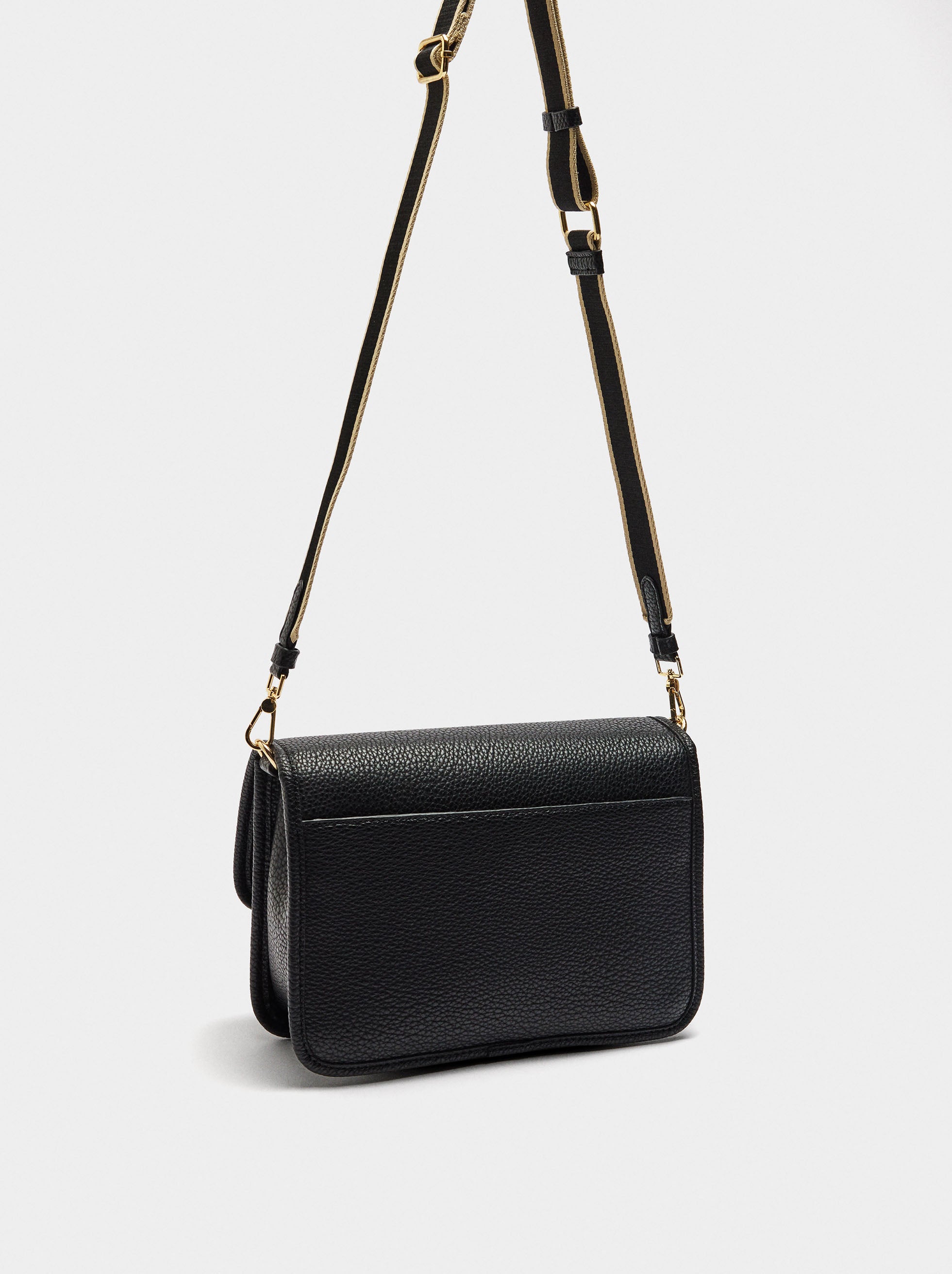 Bolso Bandolera Con Textura Y Solapa