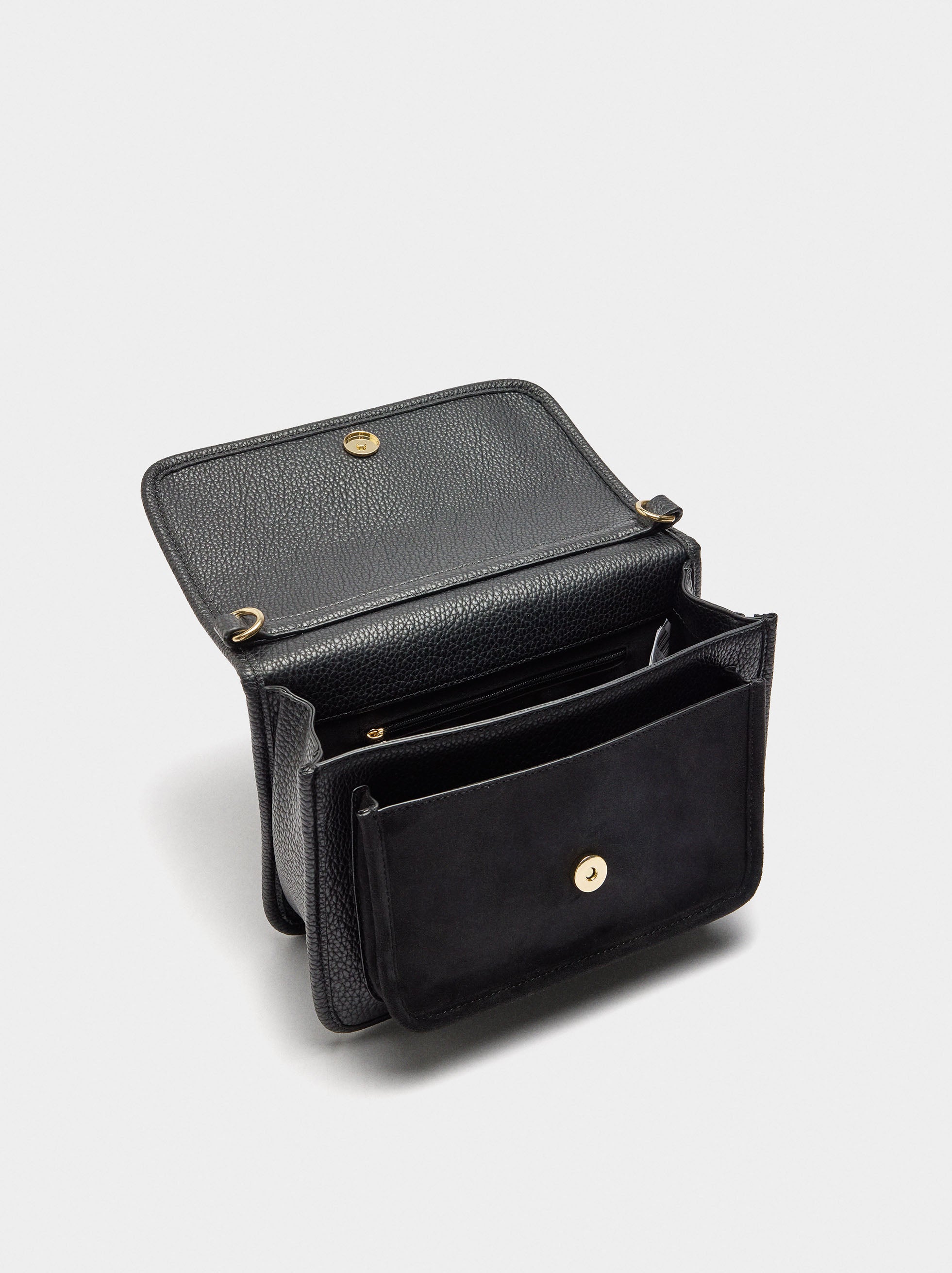 Bolso Bandolera Con Textura Y Solapa