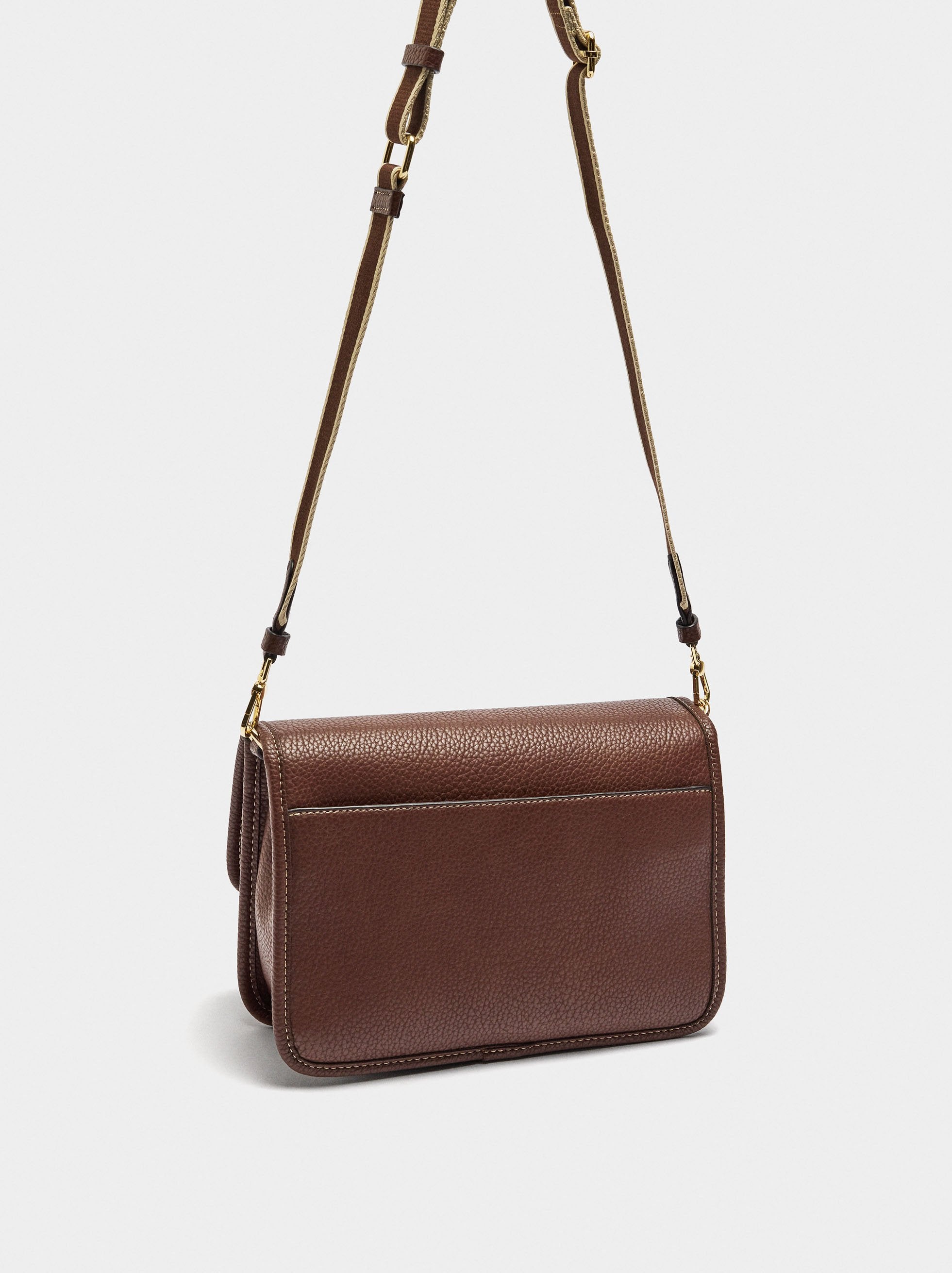 Bolso Bandolera Con Textura Y Solapa