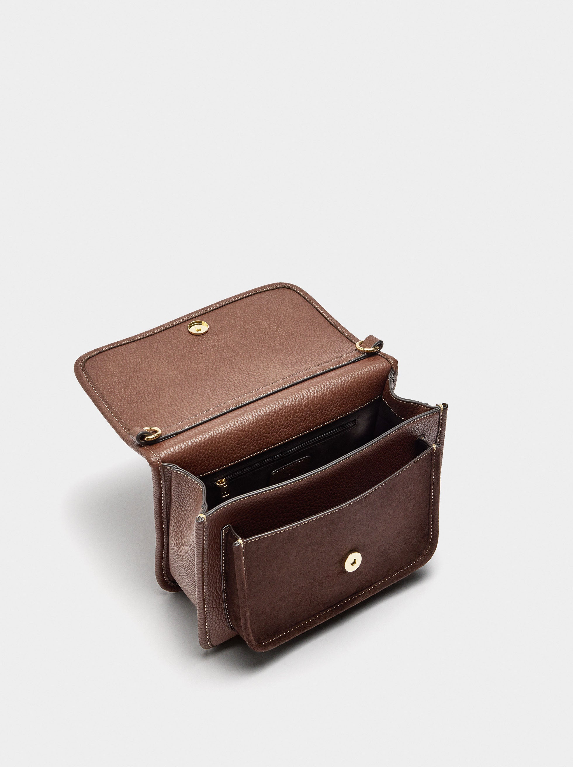 Bolso Bandolera Con Textura Y Solapa