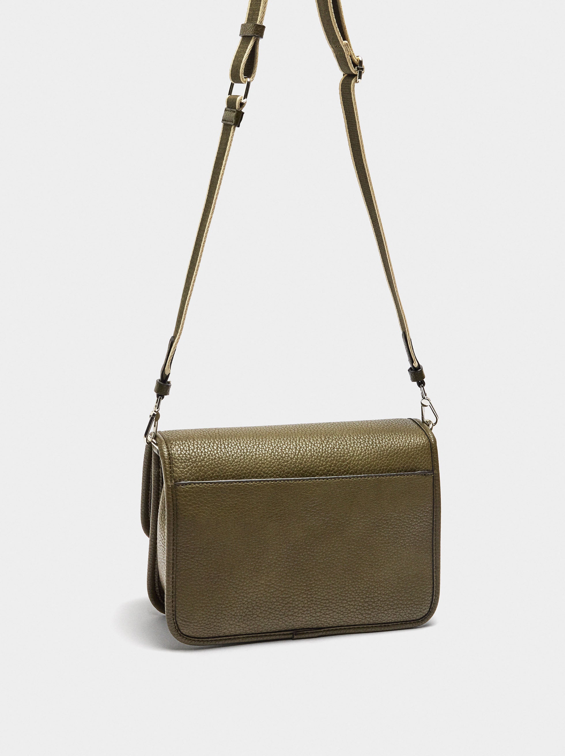 Bolso Bandolera Con Textura Y Solapa