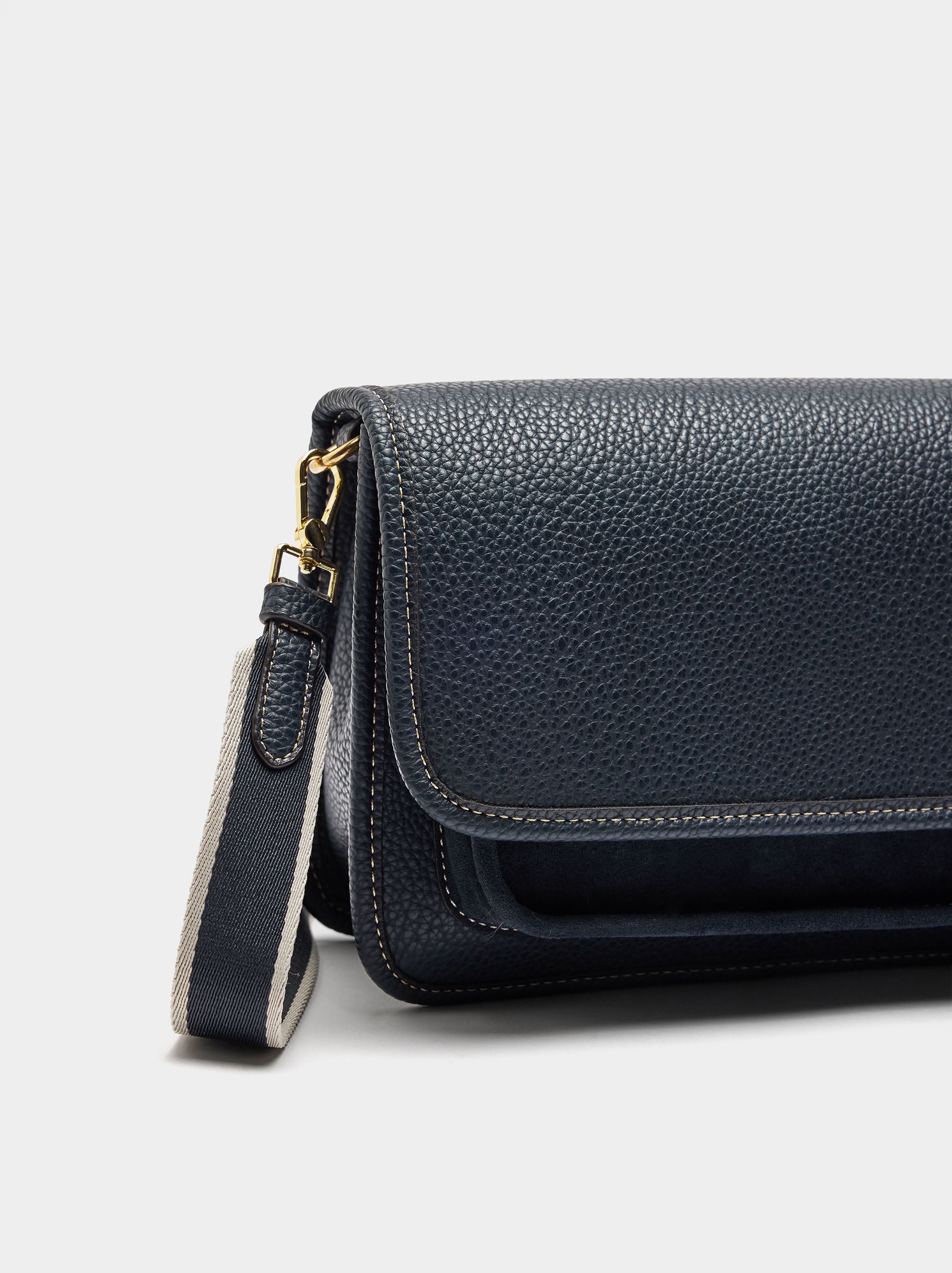 Bolso Bandolera Con Textura Y Solapa