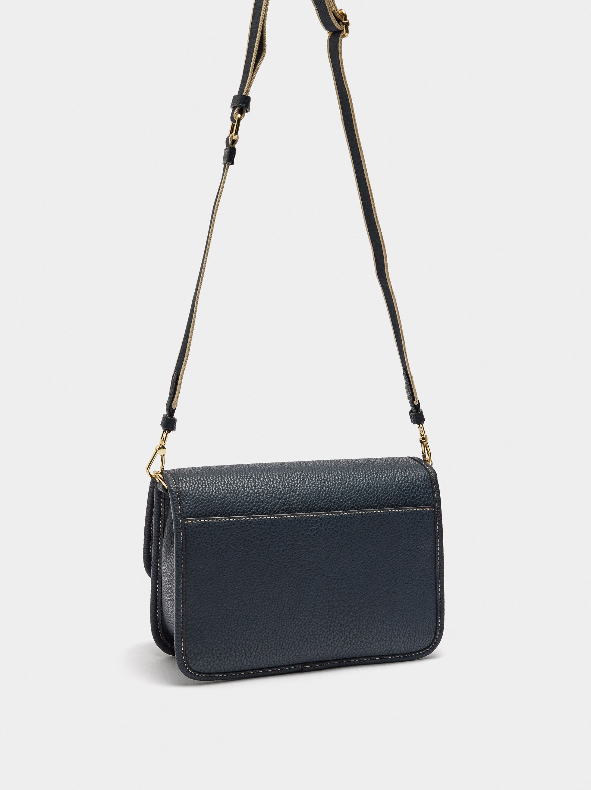 Bolso Bandolera Con Textura Y Solapa