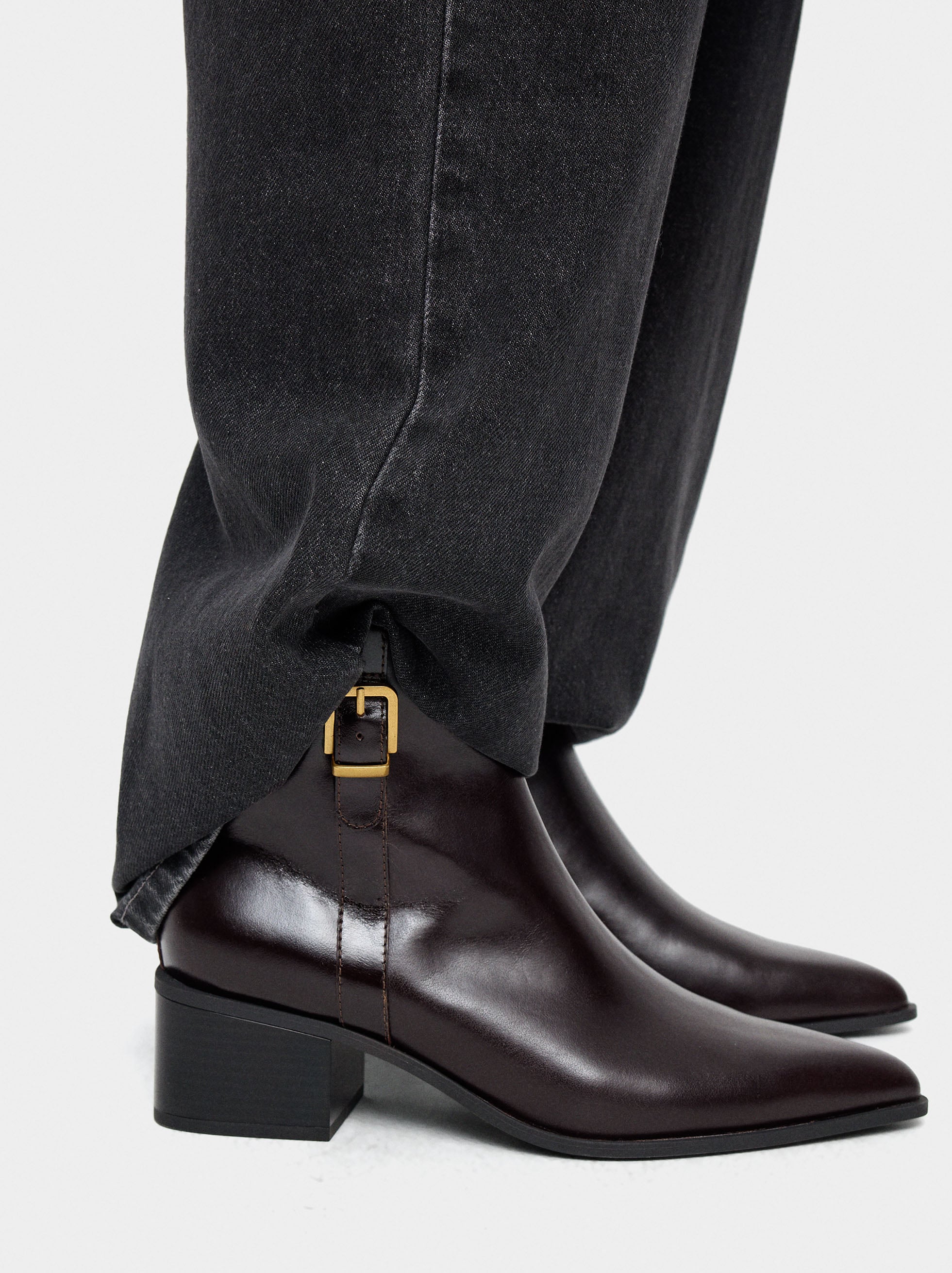 Botines De Piel Con Hebilla