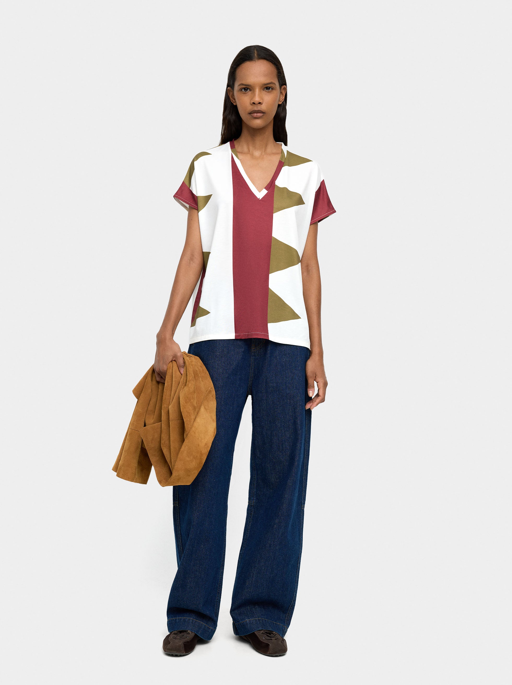 Camiseta Estampada Con Escote En Pico