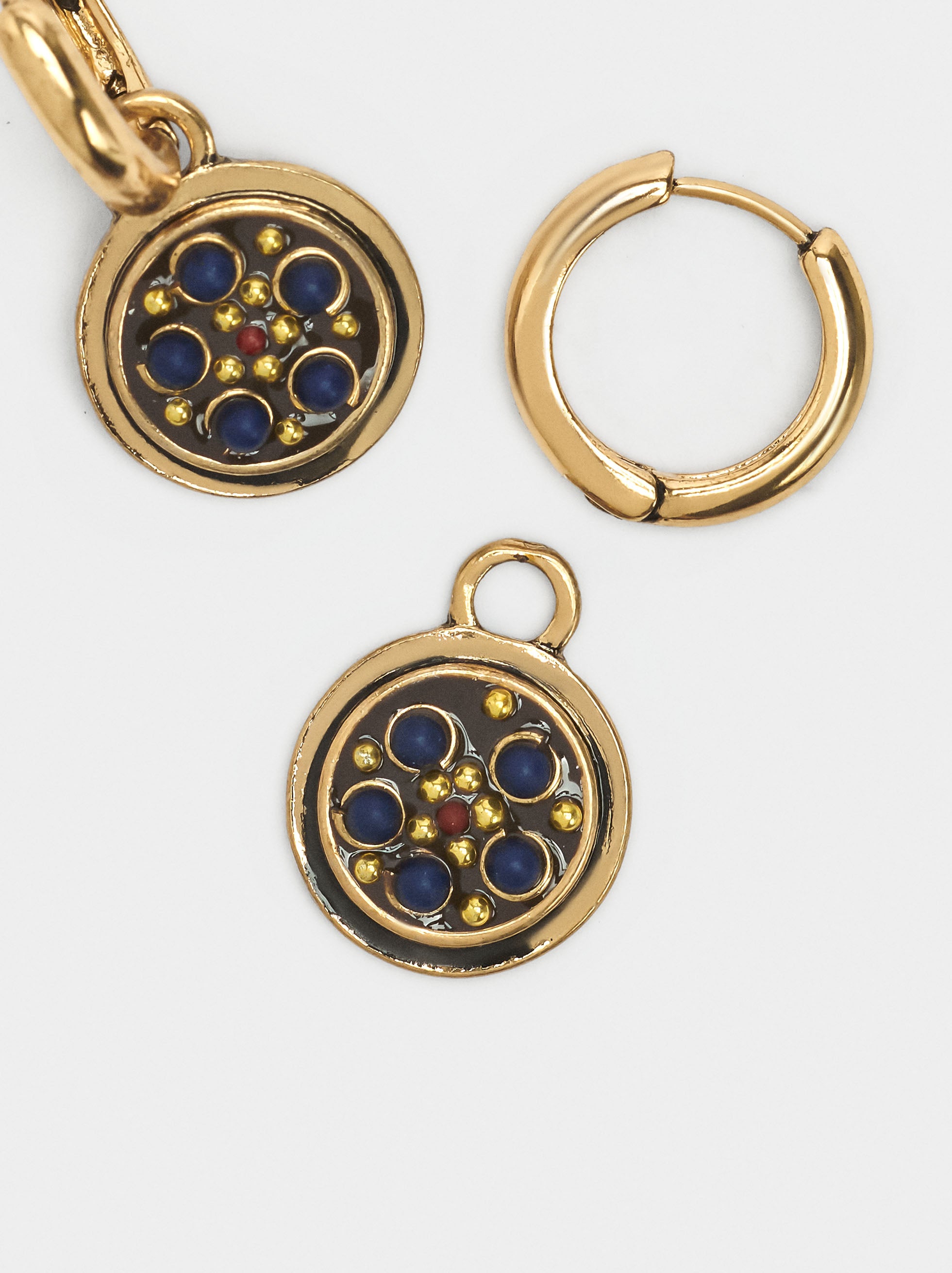 Aros Colgantes Con Detalles De Color