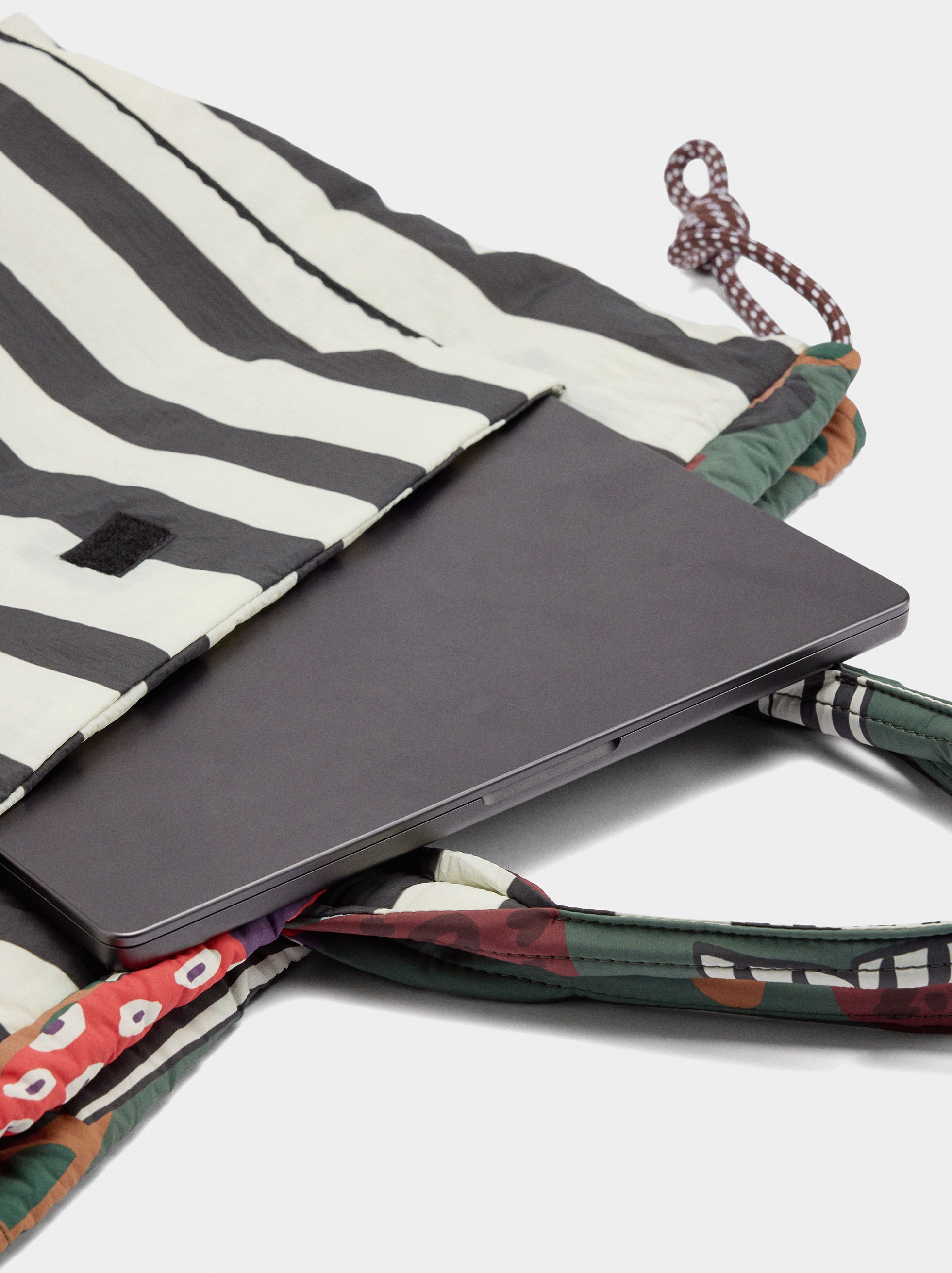 Bolso Shopper Estampado De Nylon Reversible