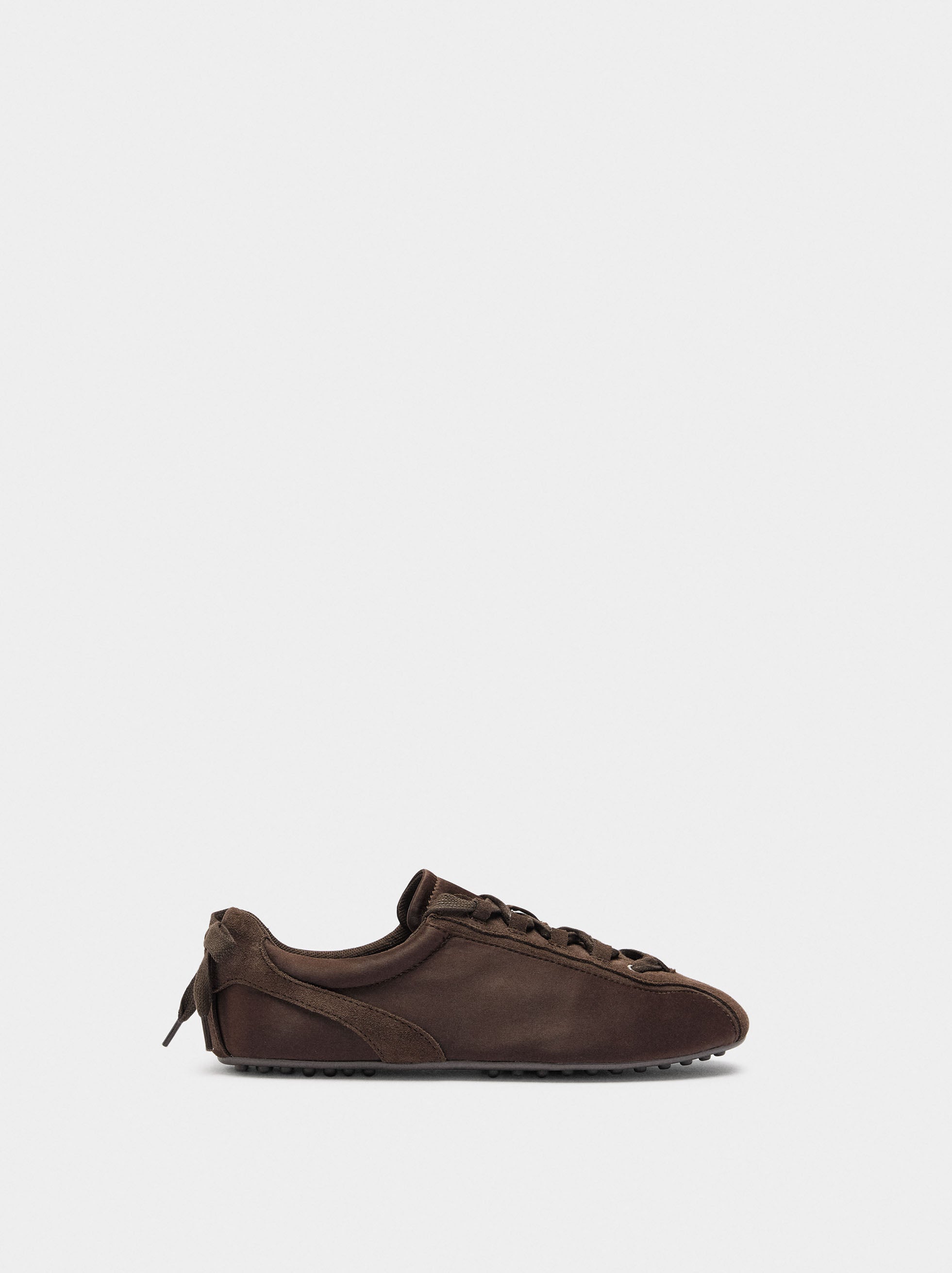 Zapatillas Con Piel Monocromáticas