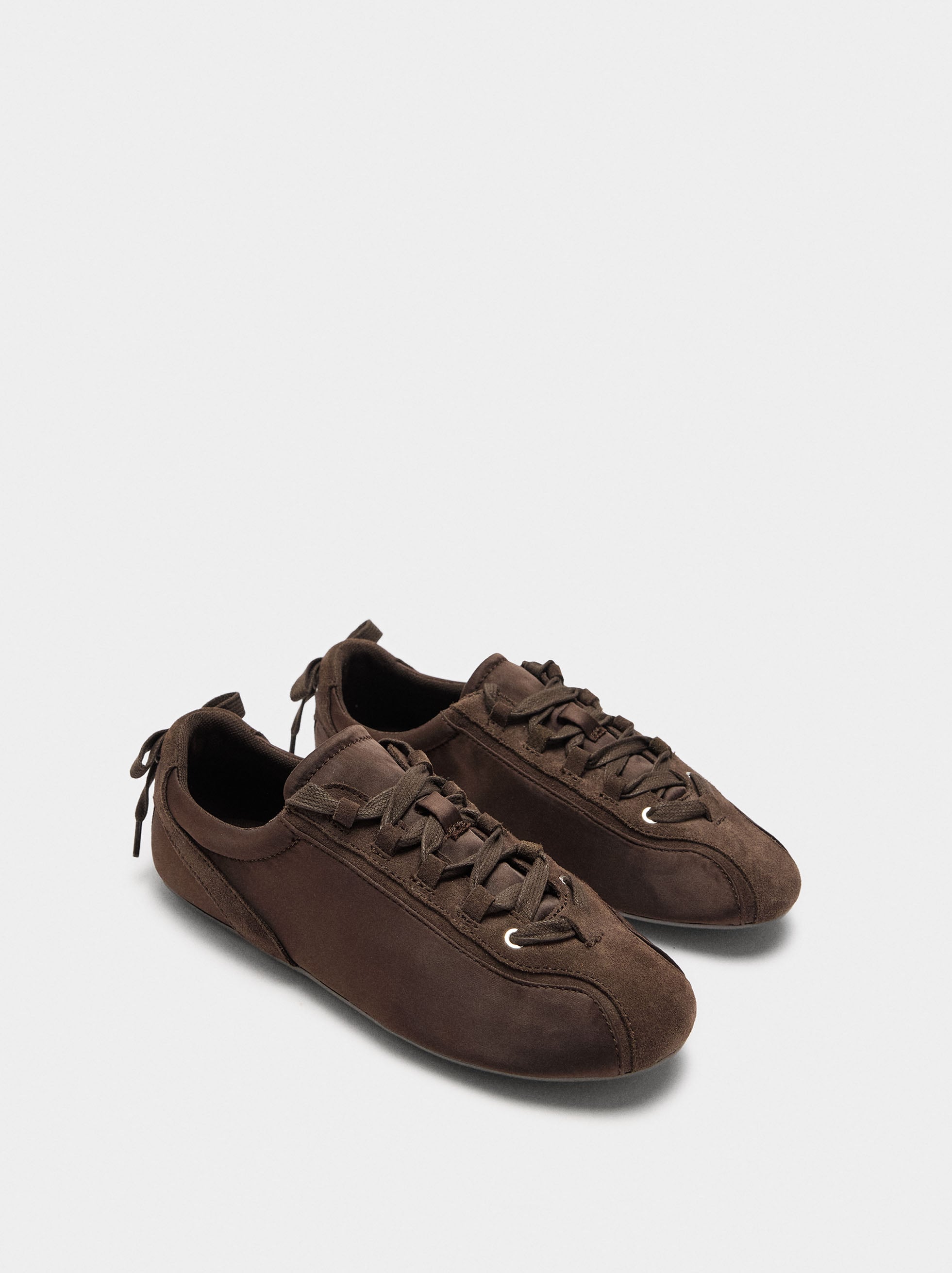 Zapatillas Con Piel Monocromáticas