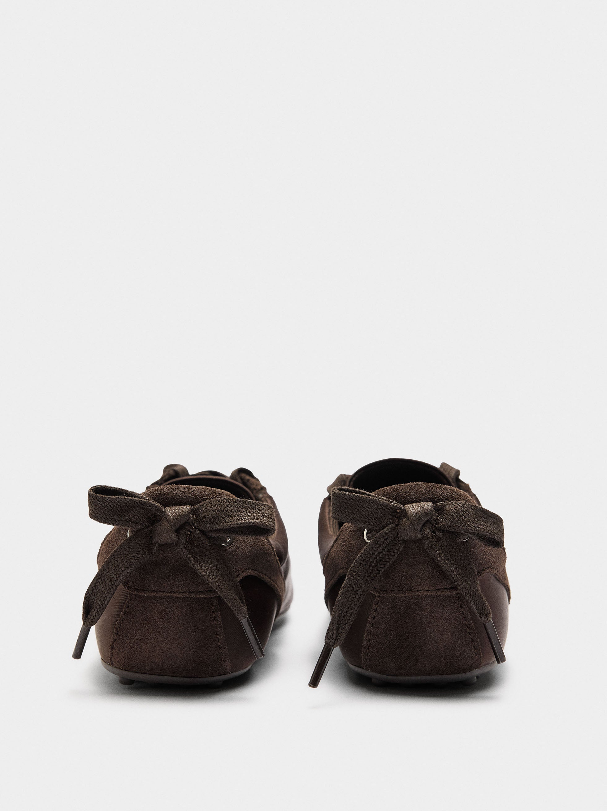 Zapatillas Con Piel Monocromáticas
