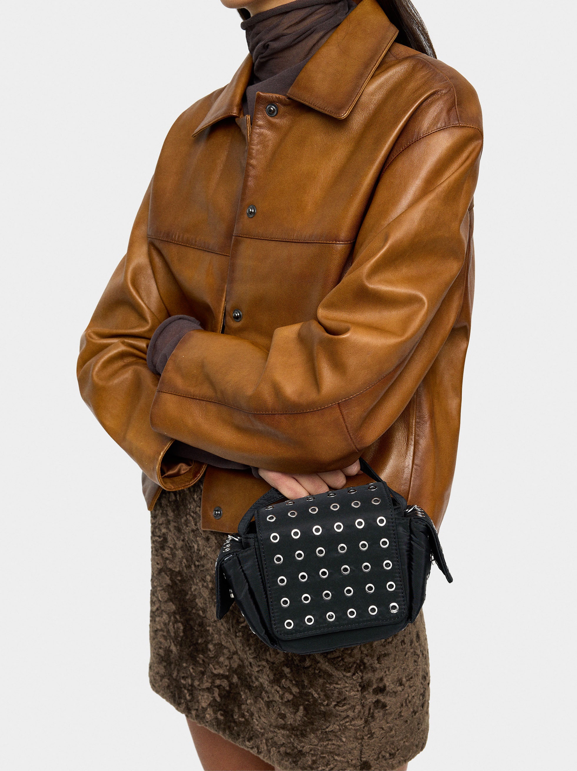 Bolso Bandolera De Nylon Con Tachuelas