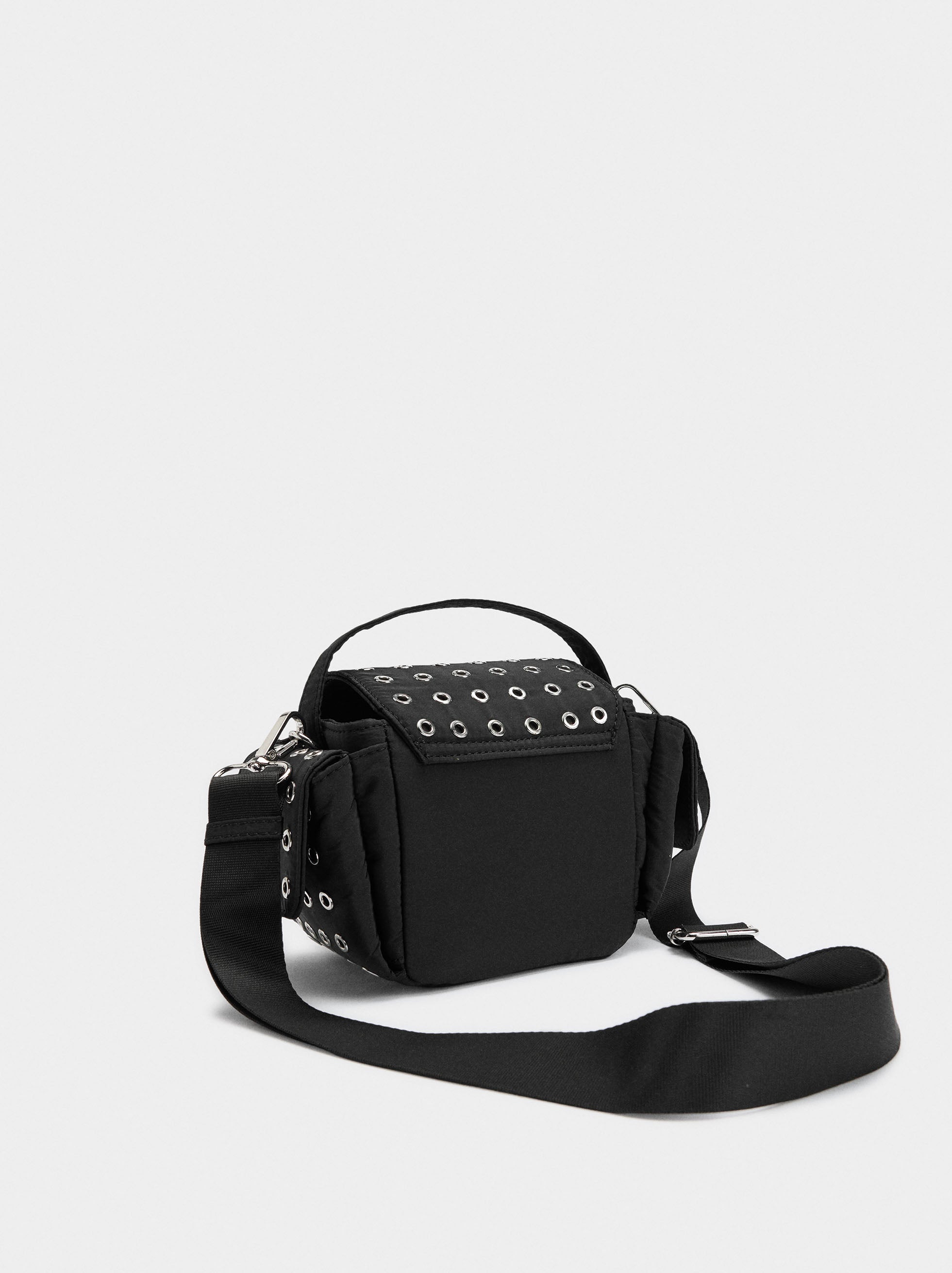 Bolso Bandolera De Nylon Con Tachuelas