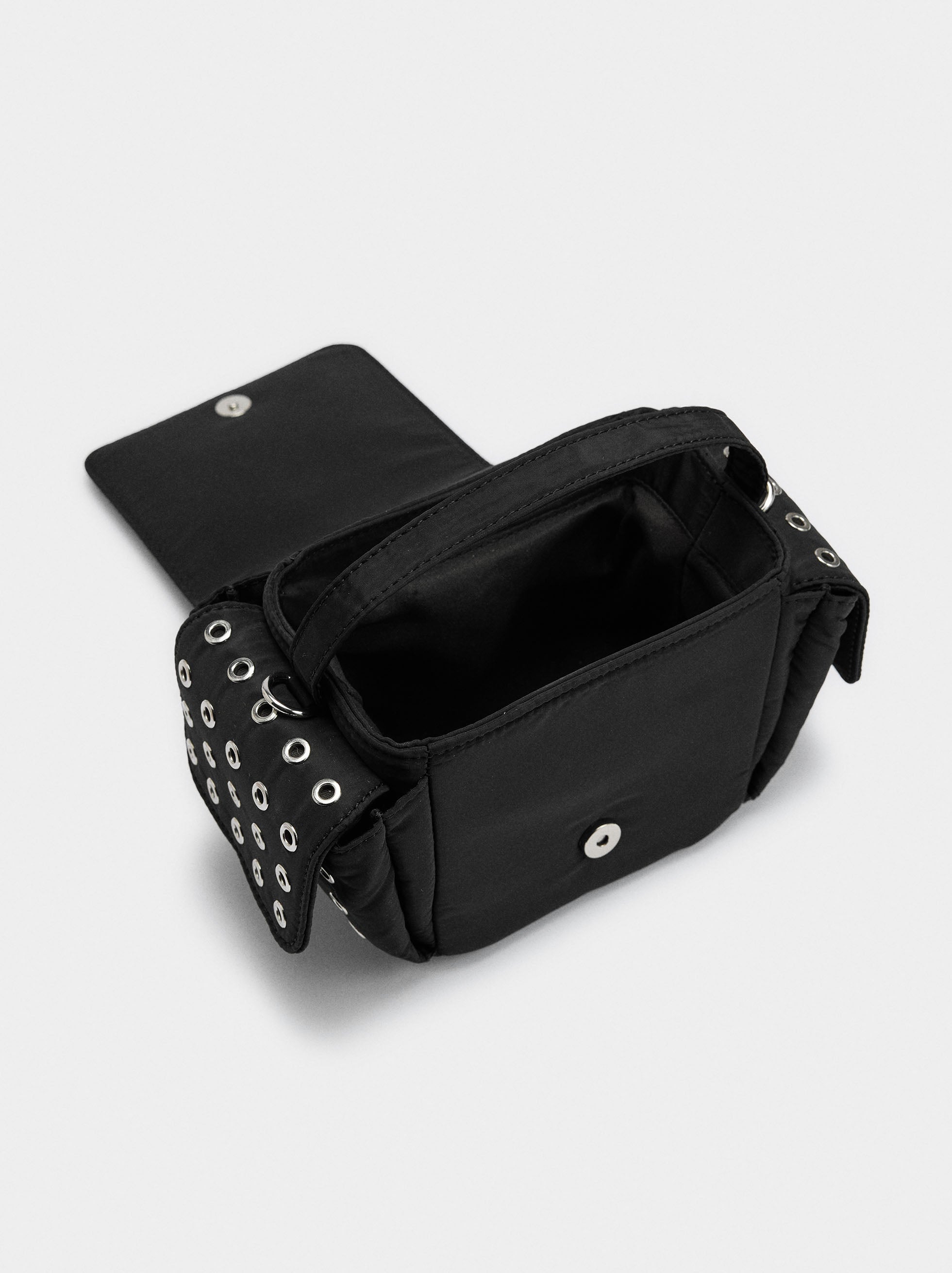 Bolso Bandolera De Nylon Con Tachuelas