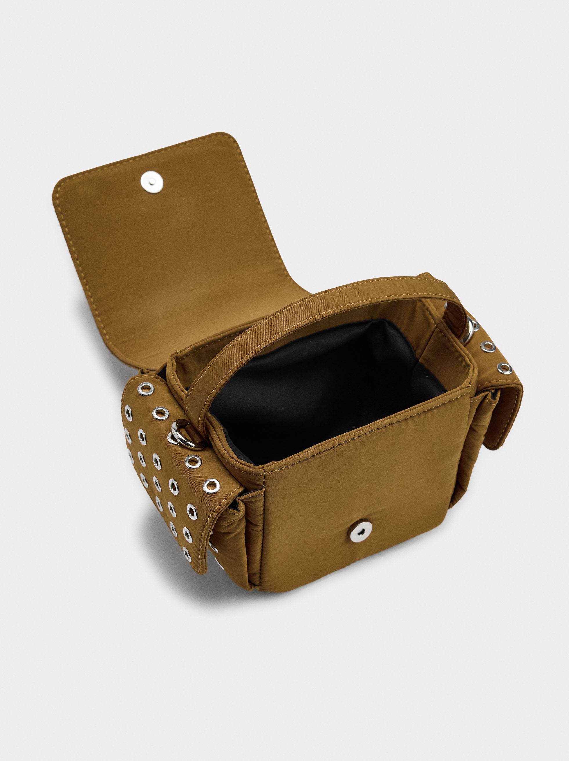 Bolso Bandolera De Nylon Con Tachuelas