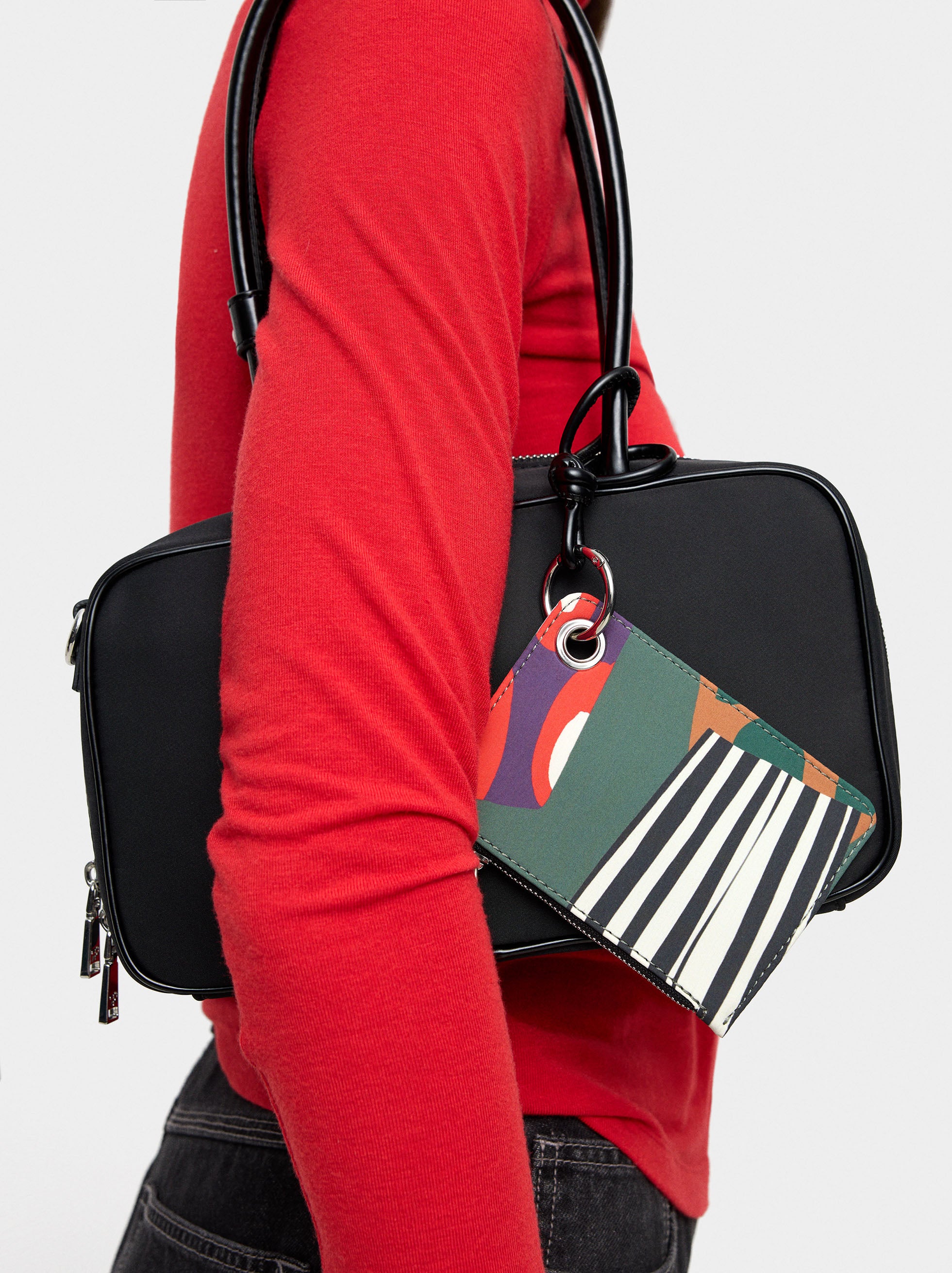 Bolso Bowling De Nylon Con Colgante