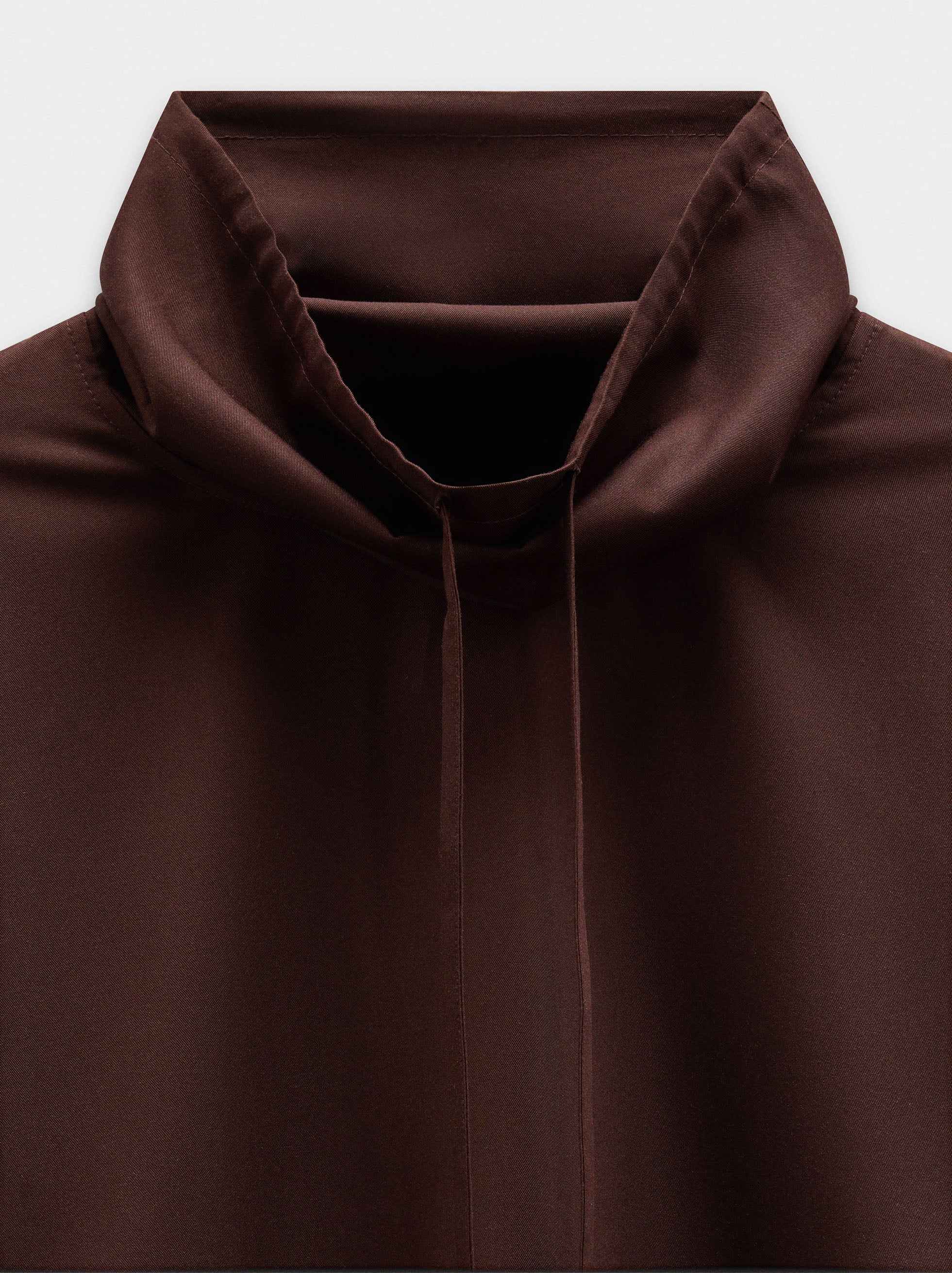 Blusa De Cuello Alto Con Cordón