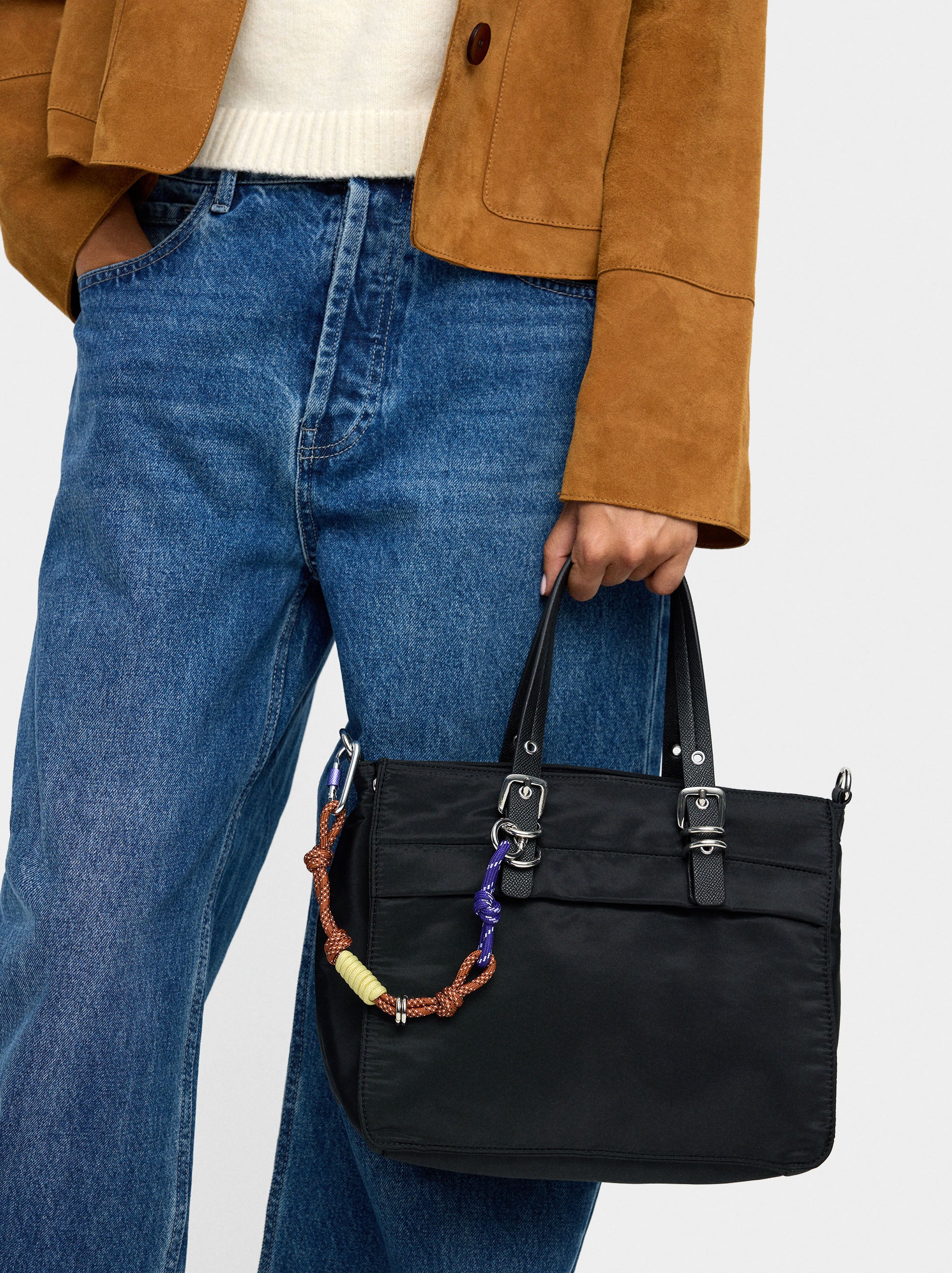 Bolso Tote De Nylon Con Colgante