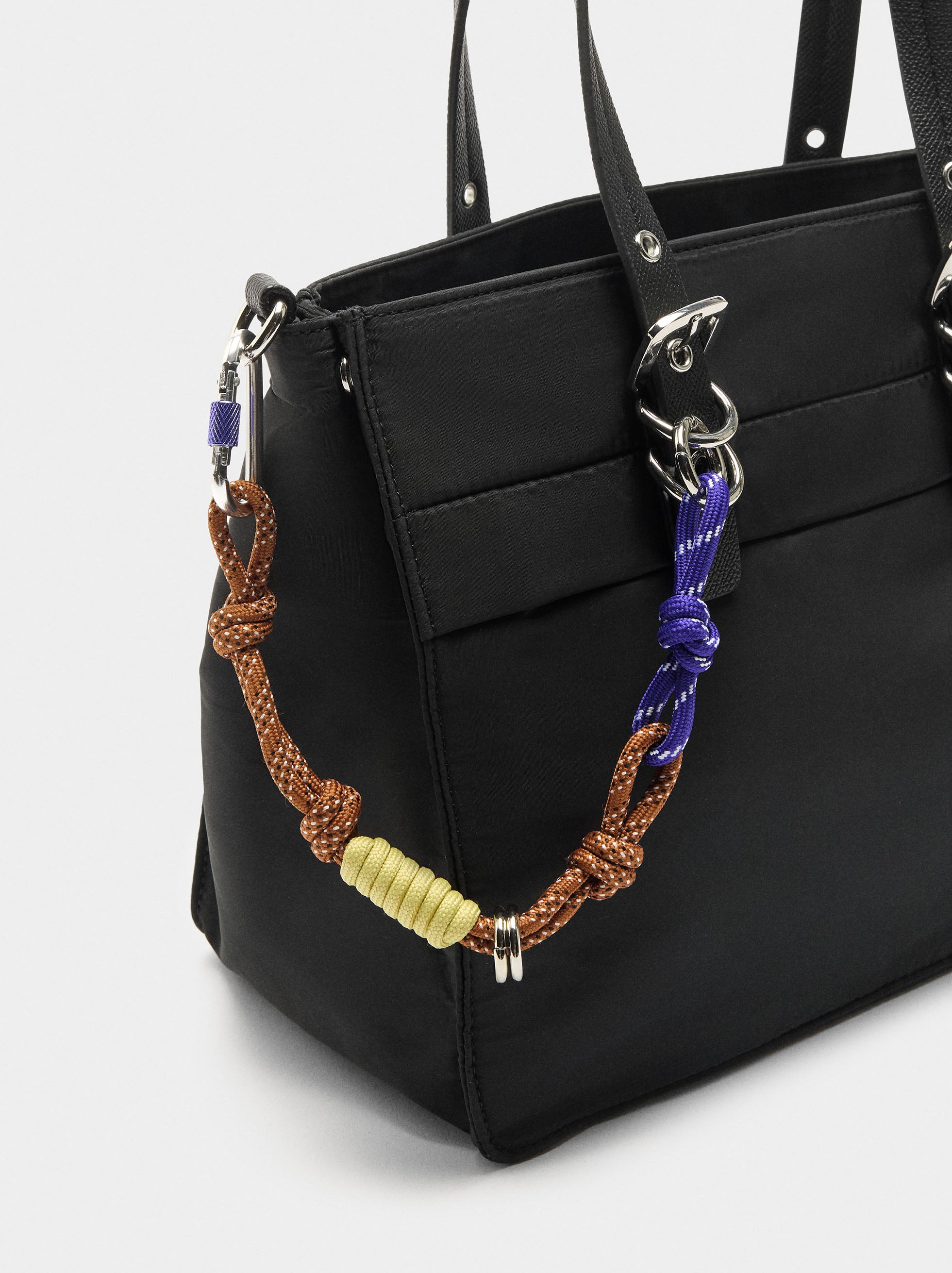 Bolso Tote De Nylon Con Colgante