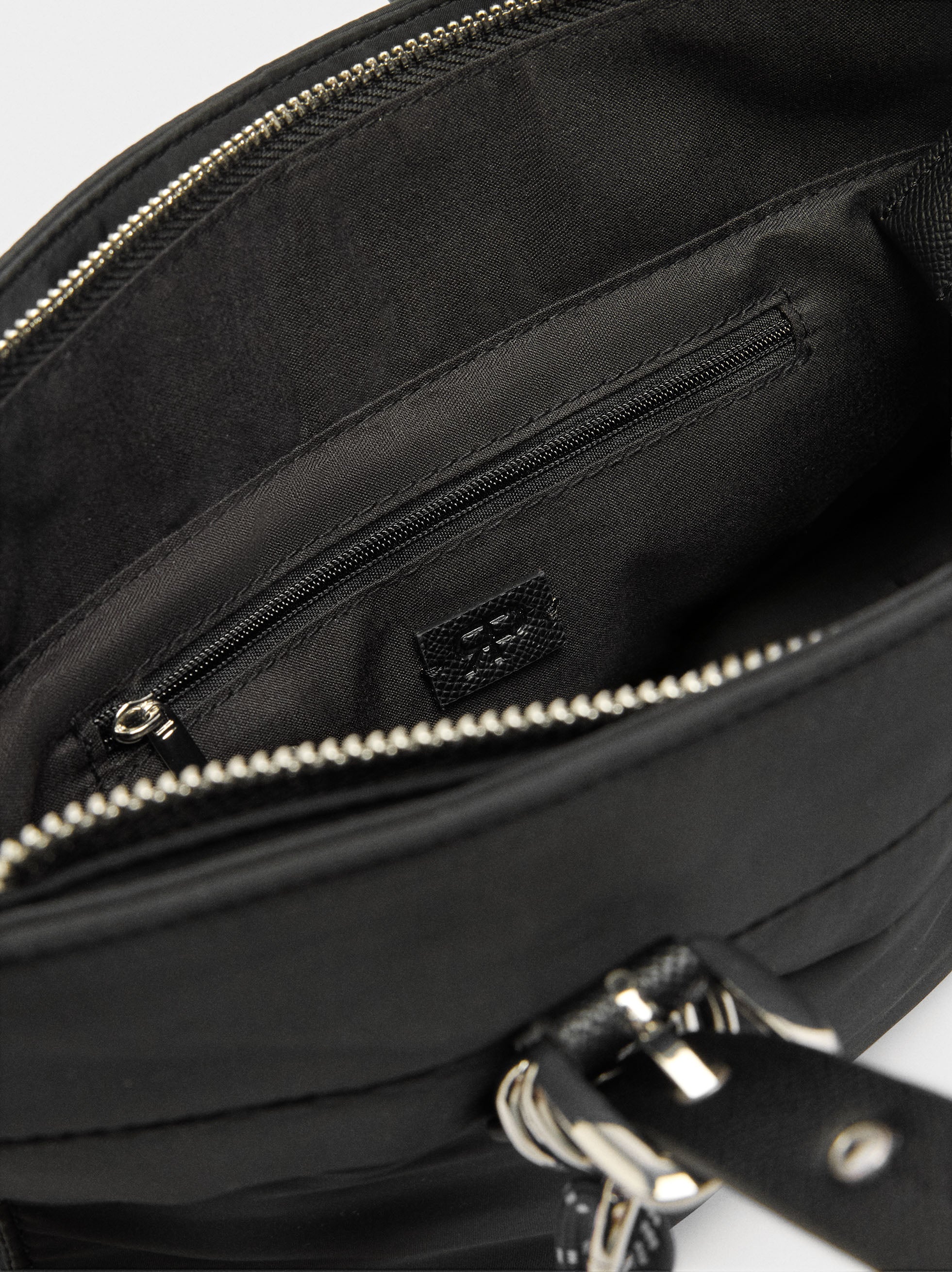 Bolso Tote De Nylon Con Colgante