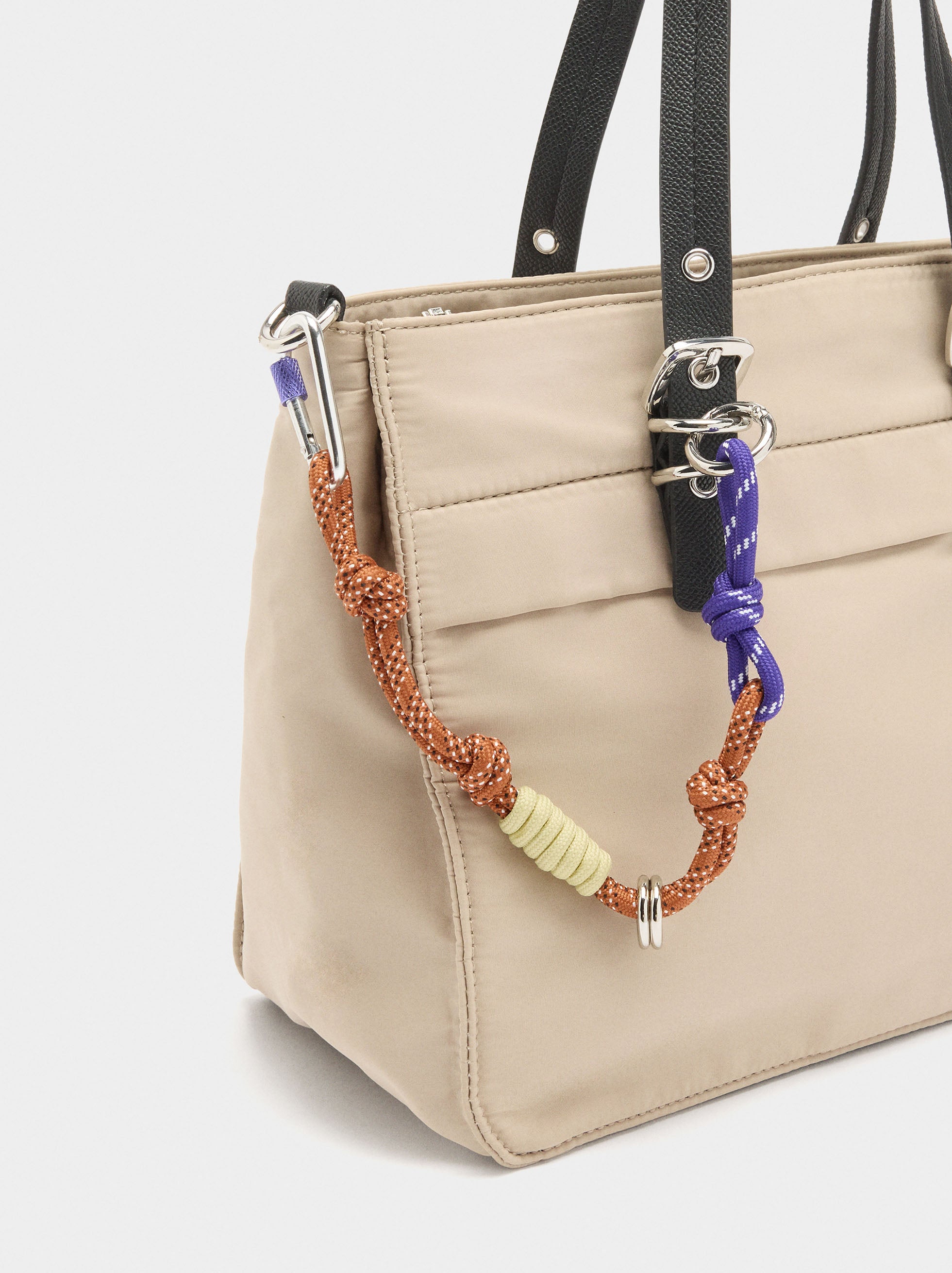 Bolso Tote De Nylon Con Colgante