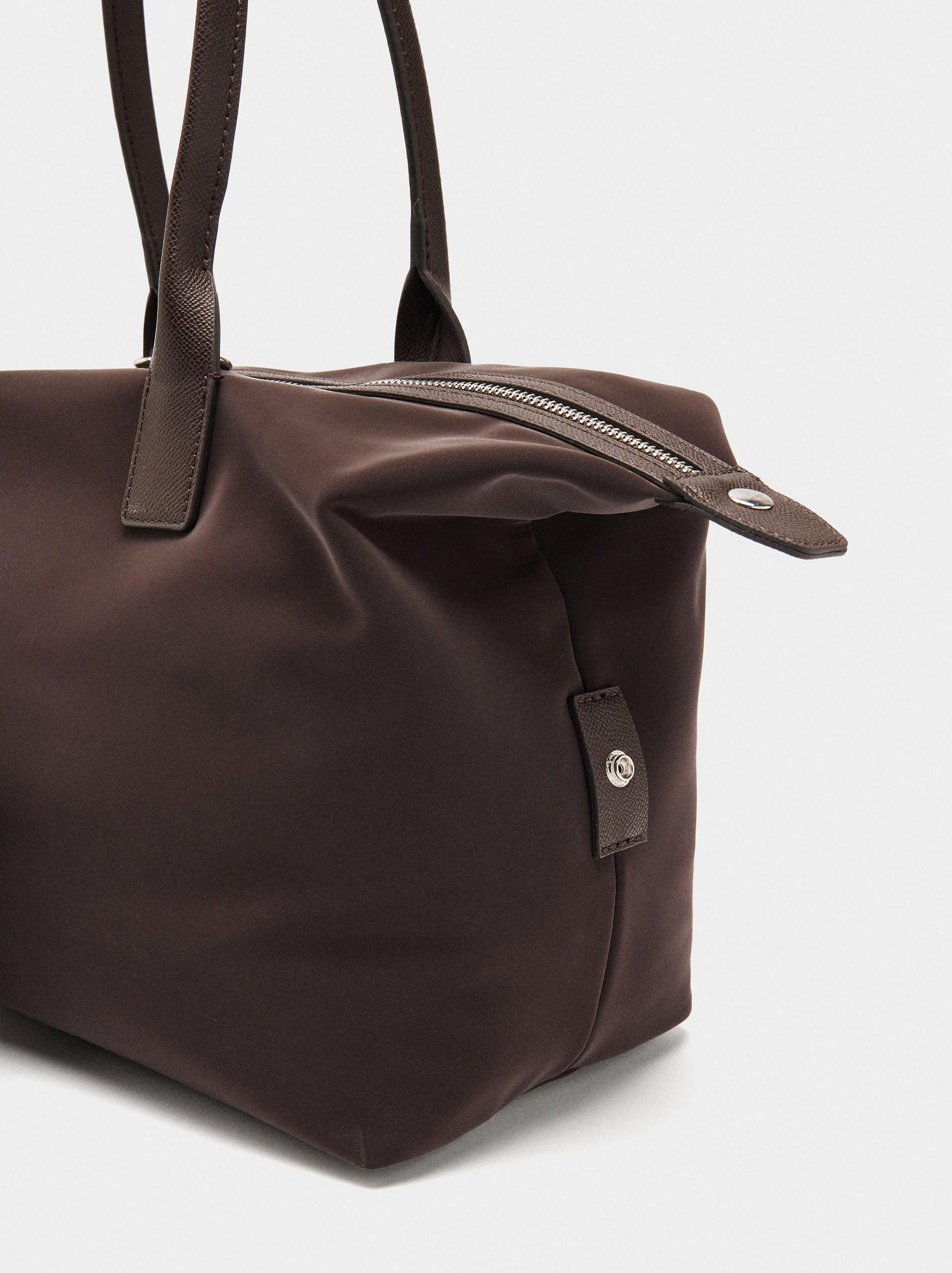 Bolso Shopper De Textura Suave Con Colgante