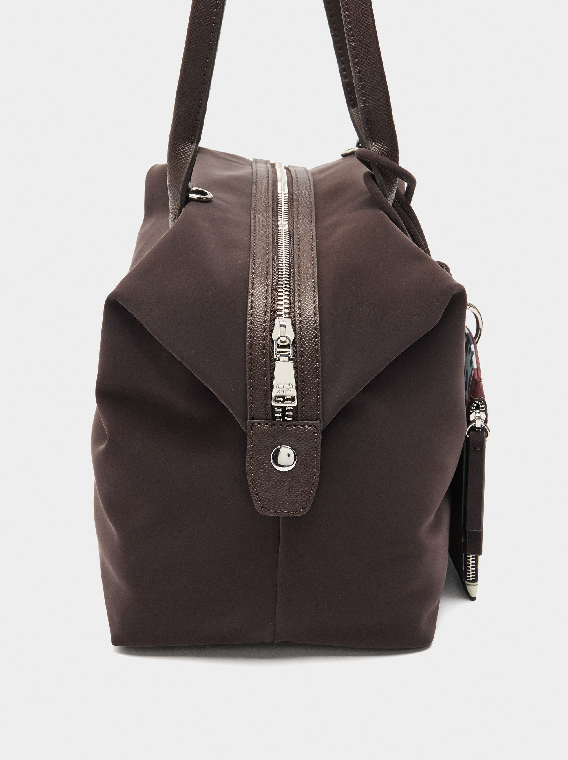 Bolso Shopper De Textura Suave Con Colgante