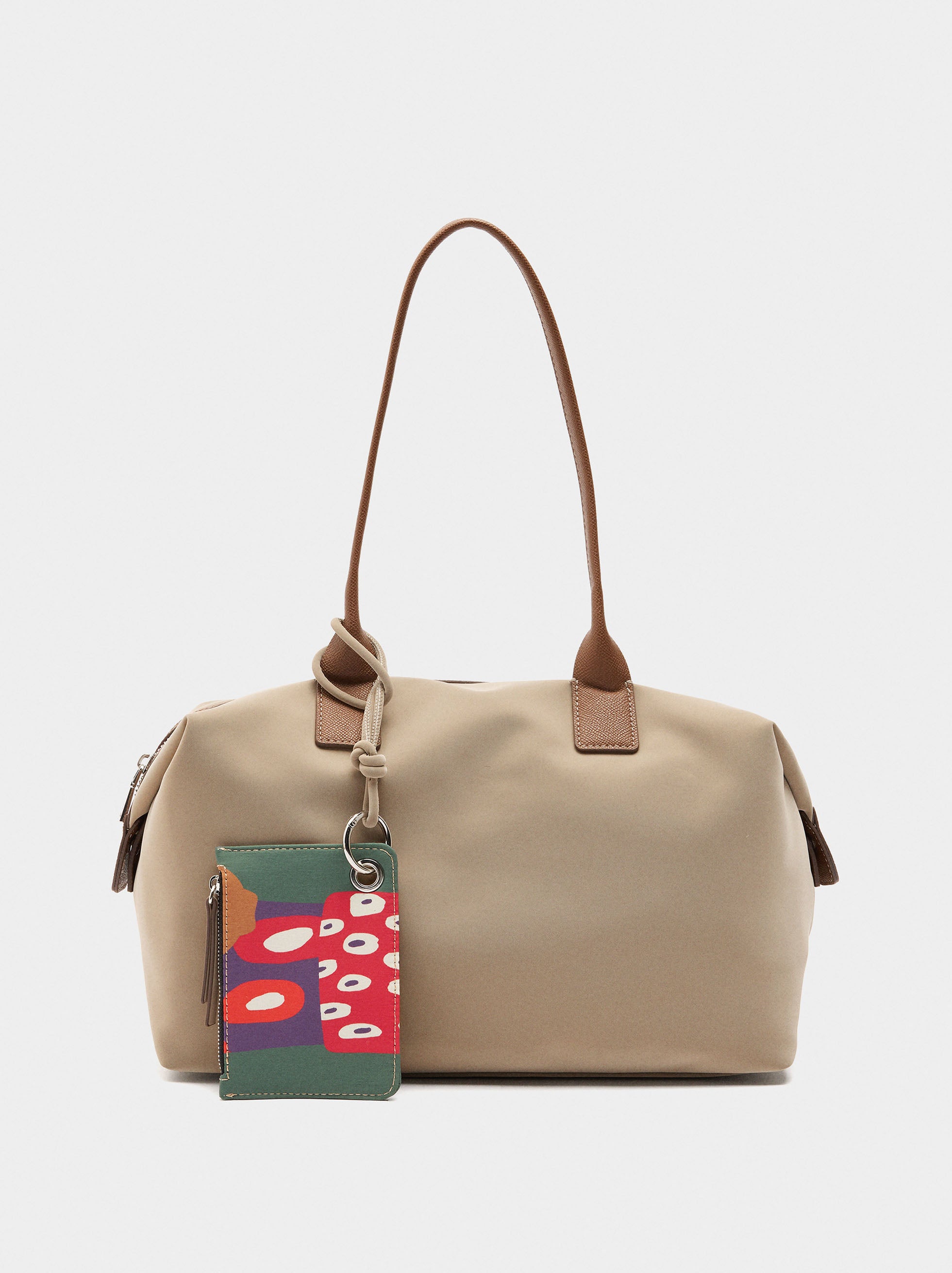 Bolso Shopper De Textura Suave Con Colgante