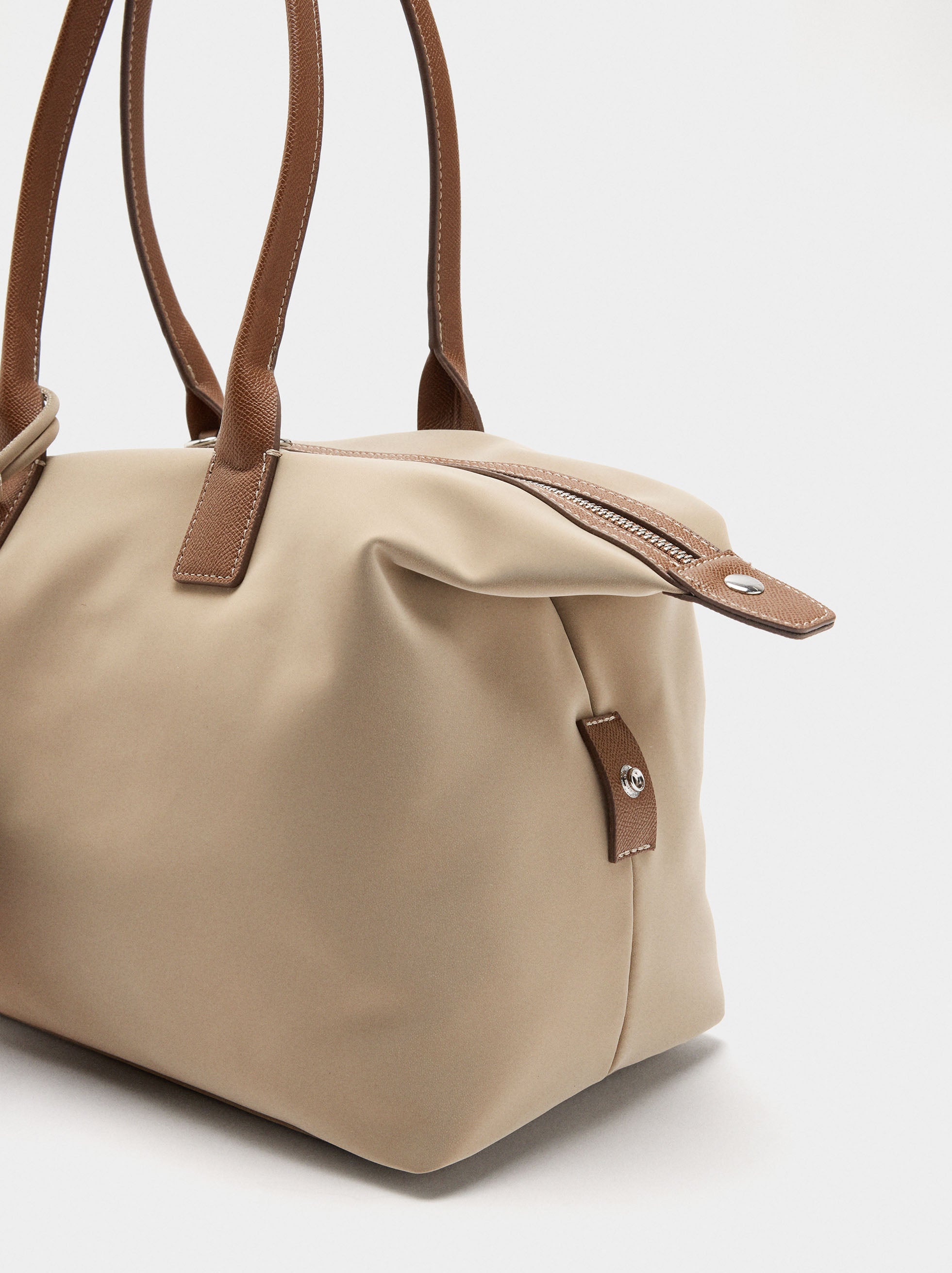 Bolso Shopper De Textura Suave Con Colgante