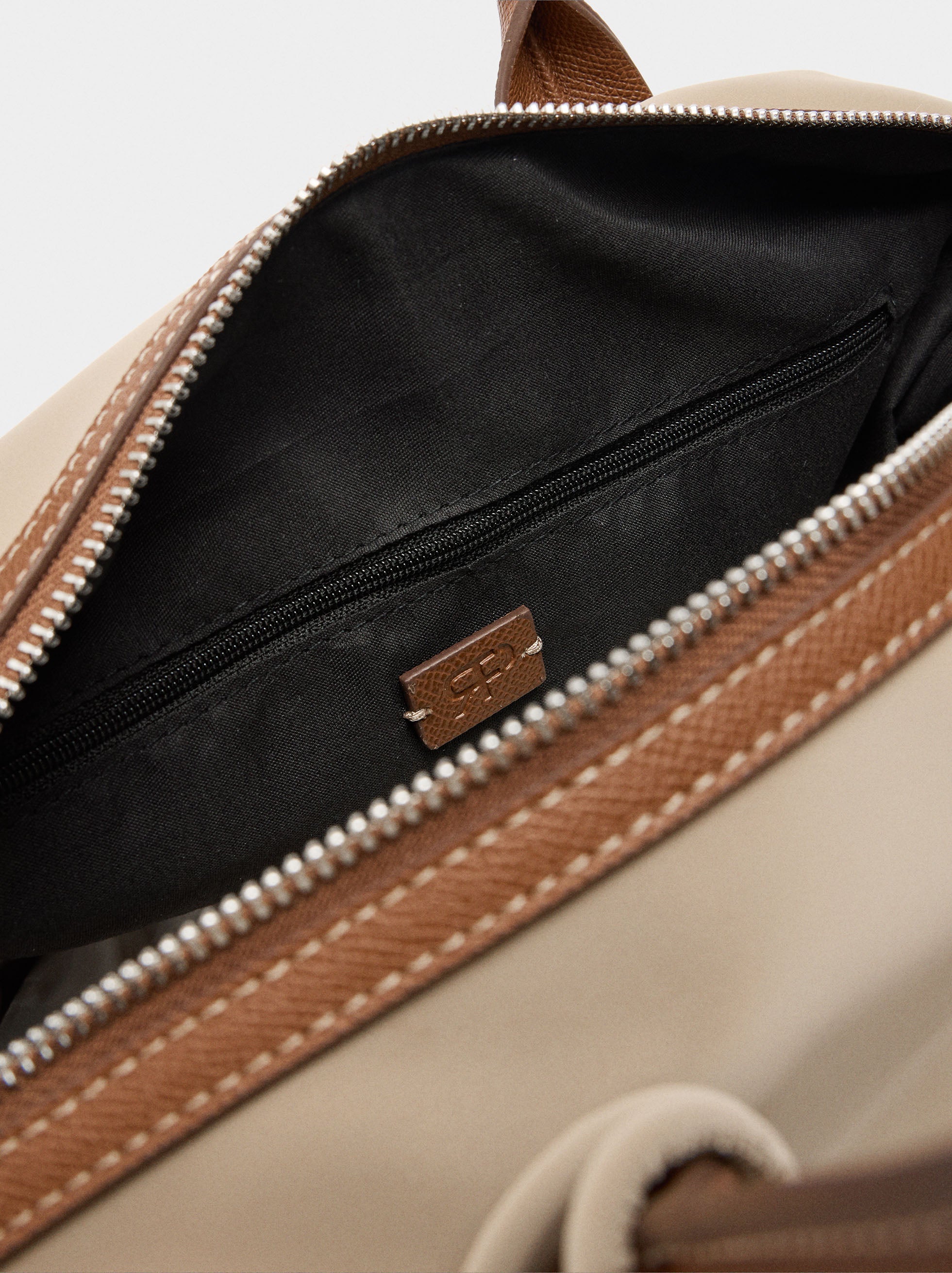 Bolso Shopper De Textura Suave Con Colgante