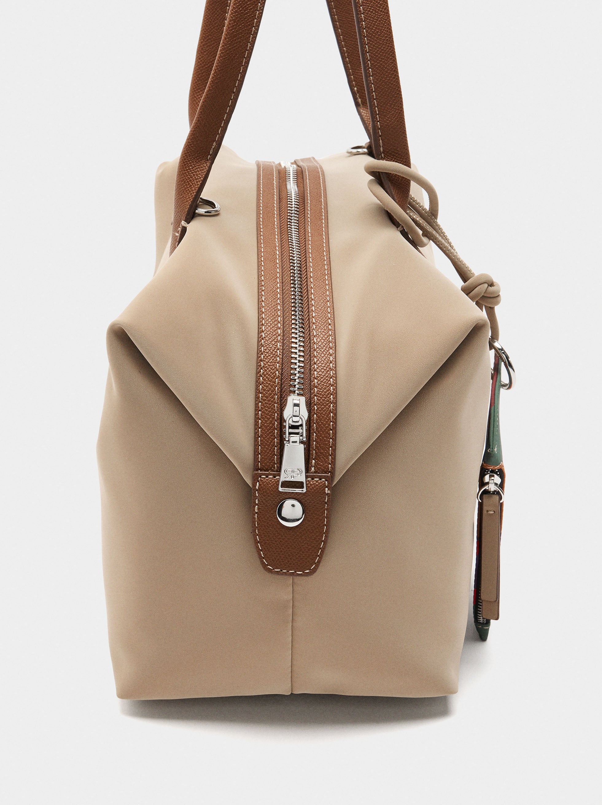 Bolso Shopper De Textura Suave Con Colgante