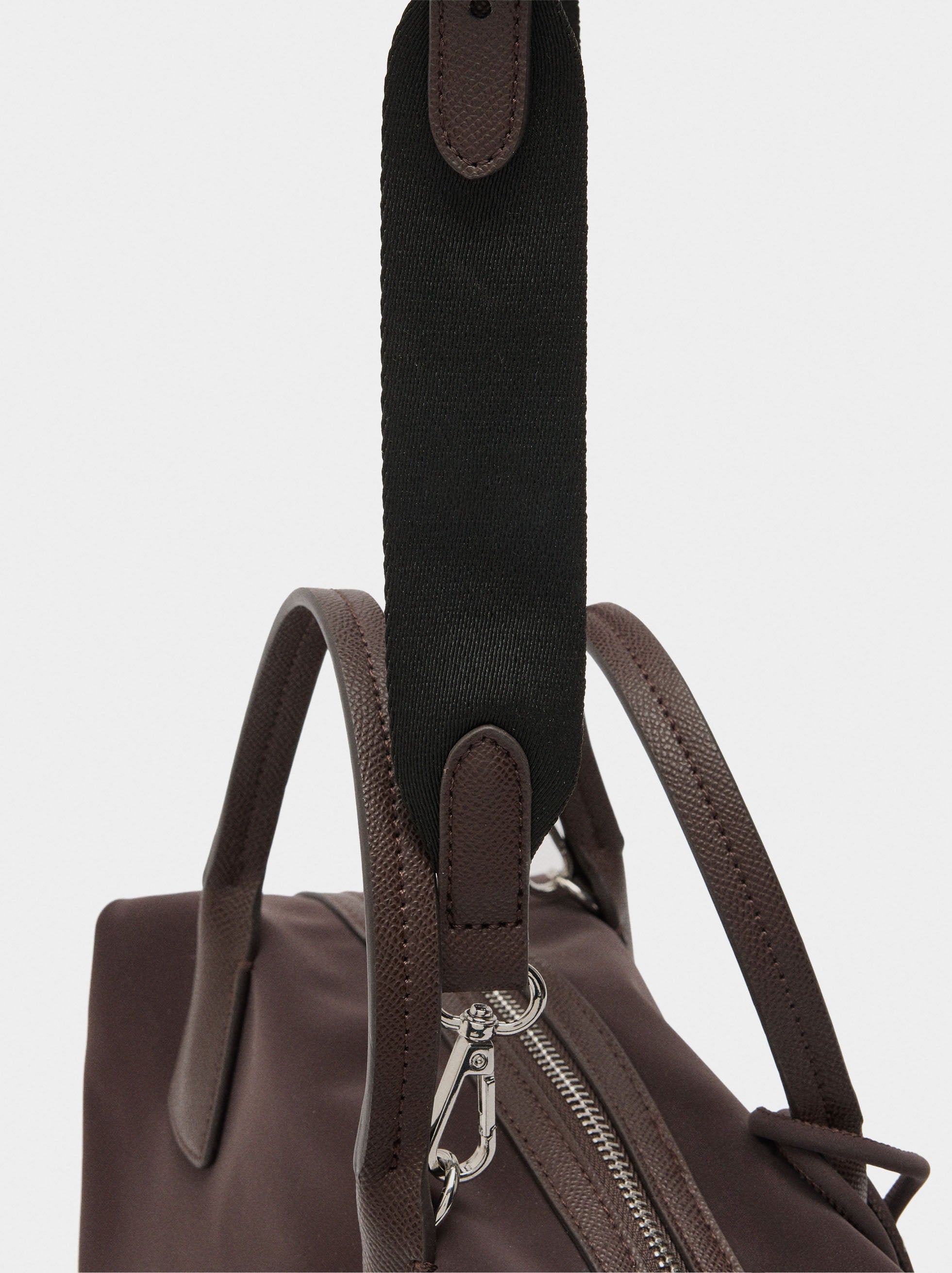 Bolso Tote Textura Suave Con Colgante