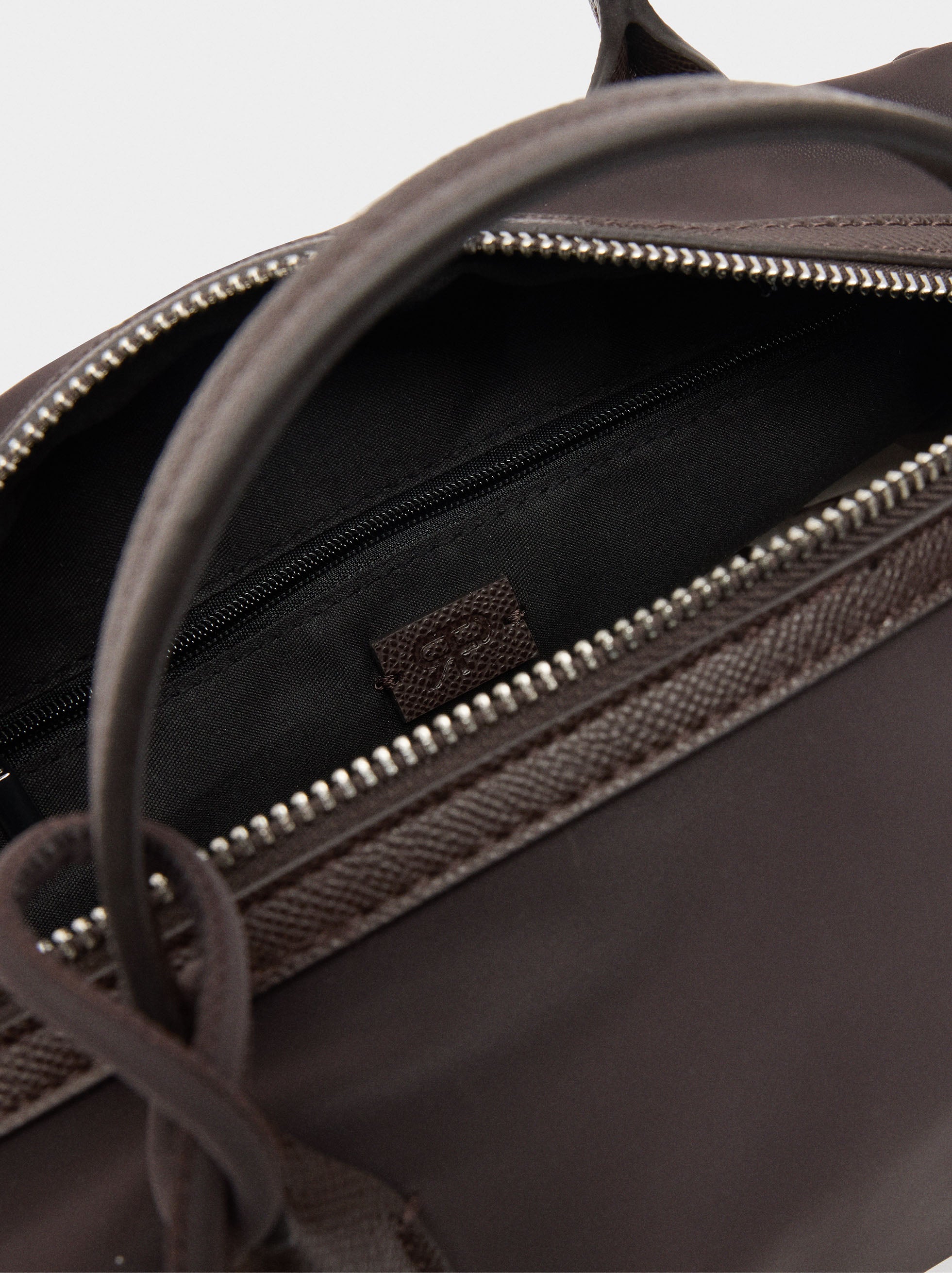 Bolso Tote Textura Suave Con Colgante