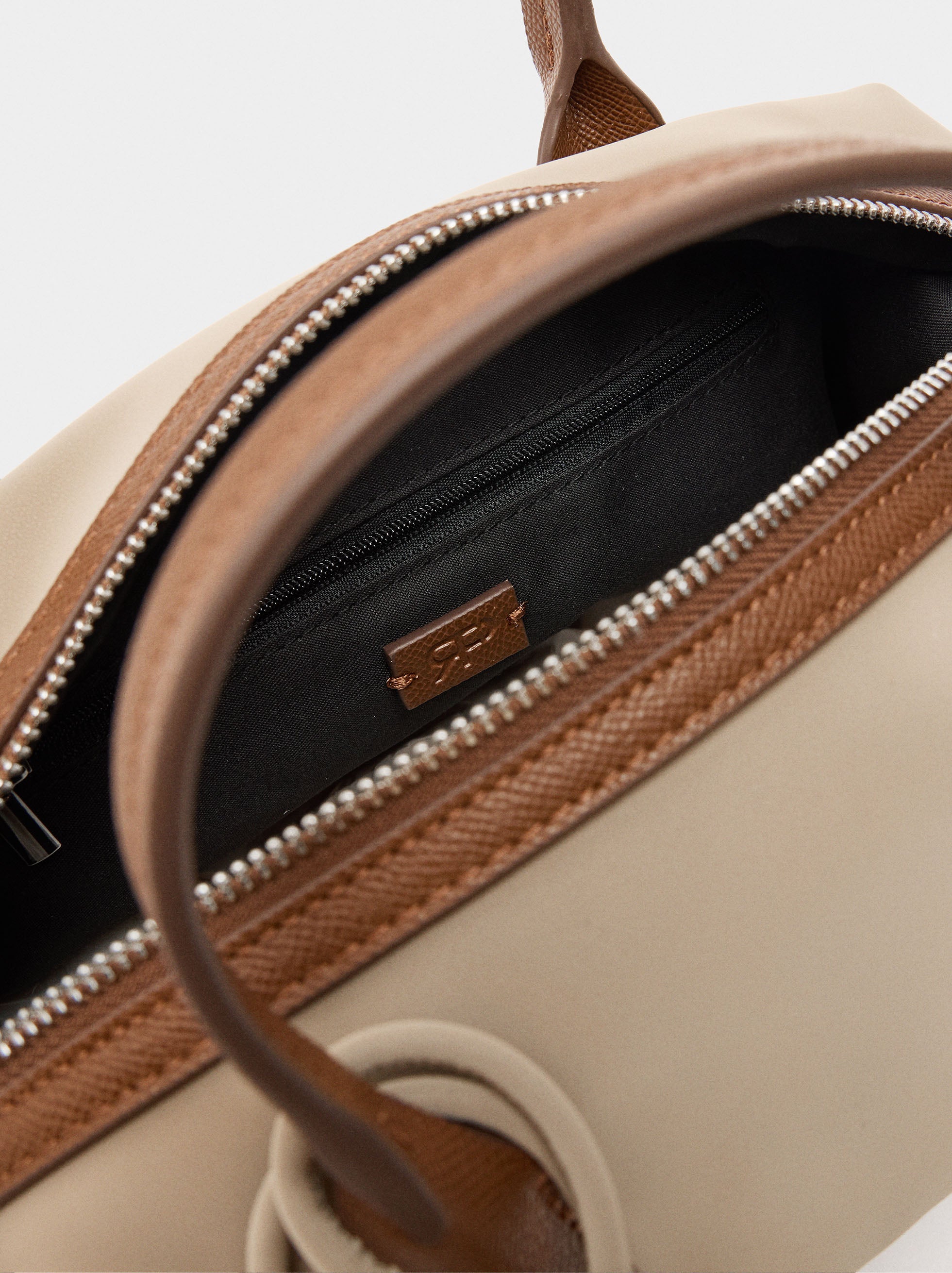 Bolso Tote Textura Suave Con Colgante