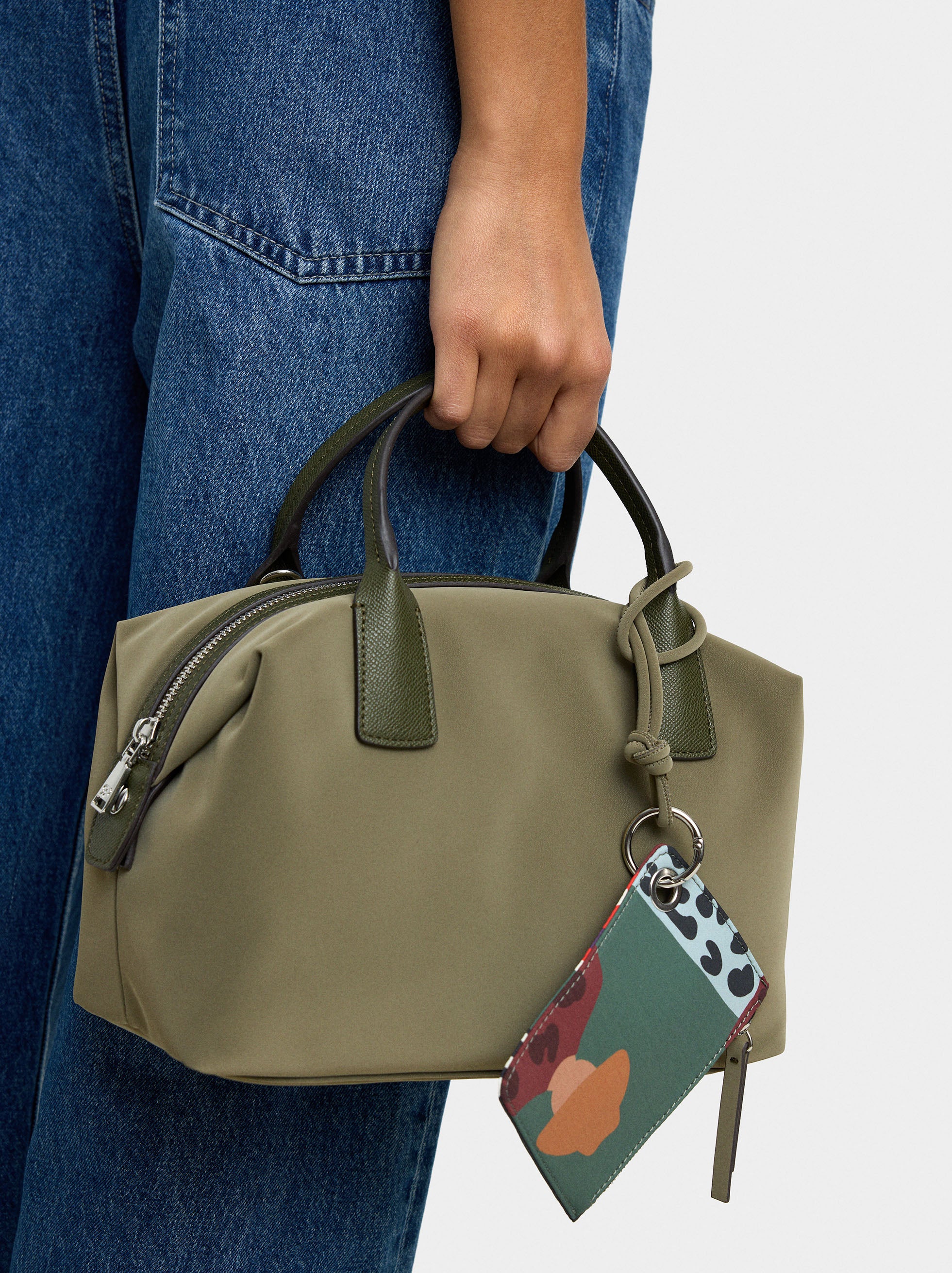 Bolso Tote Textura Suave Con Colgante
